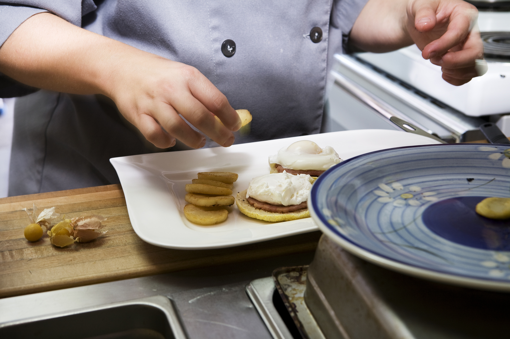请以Cooking为网页写一段简介180字以内并翻译为英文。