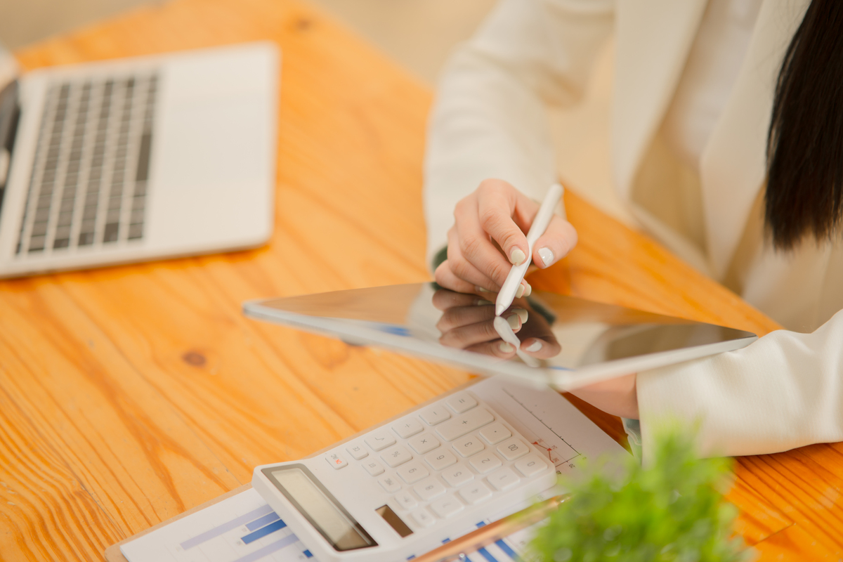 女生学什么专业挣钱多又轻松？