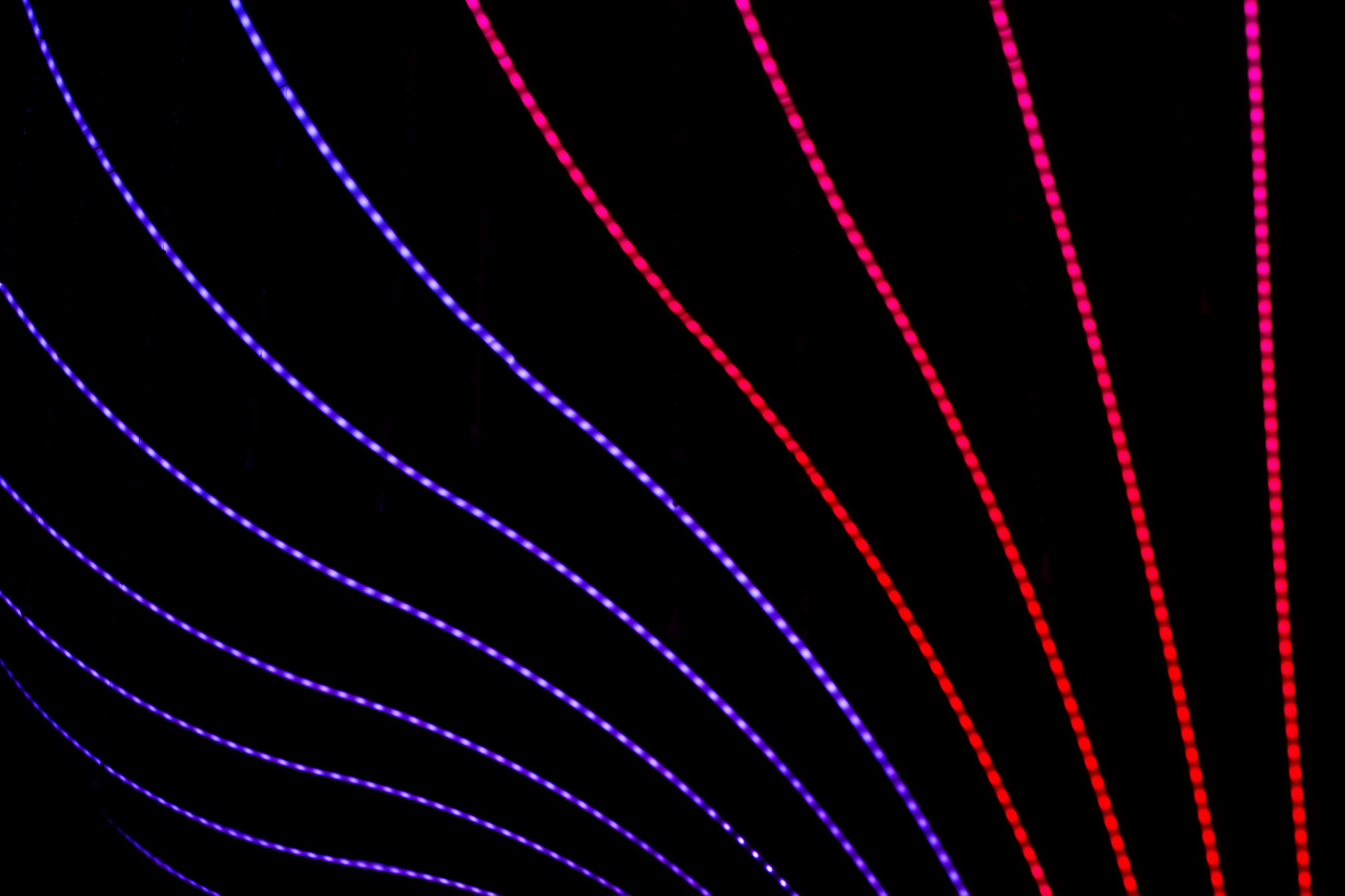 牛顿环：中央暗点、条纹变化及间隔解释