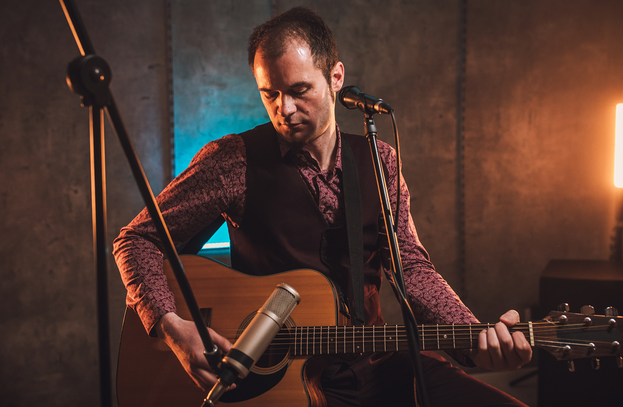 用中文翻译以下内容- Музыка́льные балла́ды кинофи́льма «Балла́да о добле́стном рыцаре Айве́нго» кото́рые можно счита́ть жа́нровой разнови́дностью кино́романса содержа́т фило́софско-эстети́ческ