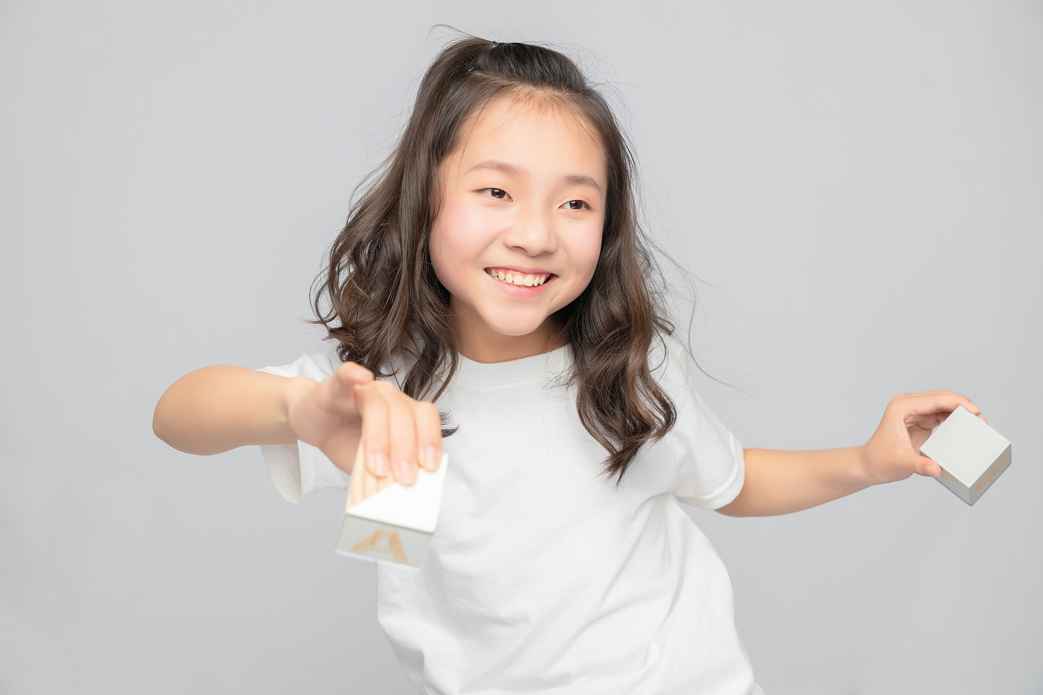 灰色背景里的亚洲小学女生