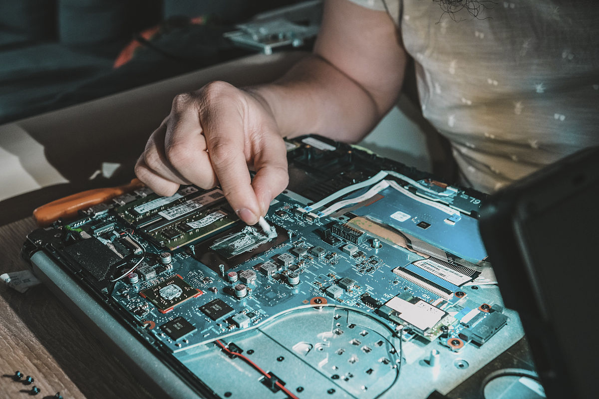 光催化是一种环保技术被视为许多有机污染物降解的有希望的替代方法。目前光催化系统的弱点包括对可见光的低利用率、快速电荷复合和光生电子和空穴的低迁移能力这些限制了它们的工业应用。因此各种元素如贵金属和过渡金属以及非金属和金属类似物如石墨烯、碳纳米管和碳量子点被掺入光催化剂作为协同催化剂以增强光降解性能。以前的研究表明光催化剂在水中吸收光的帮助下表现出良好的降解持久性有机污染物的性能。TiO2和ZnO是