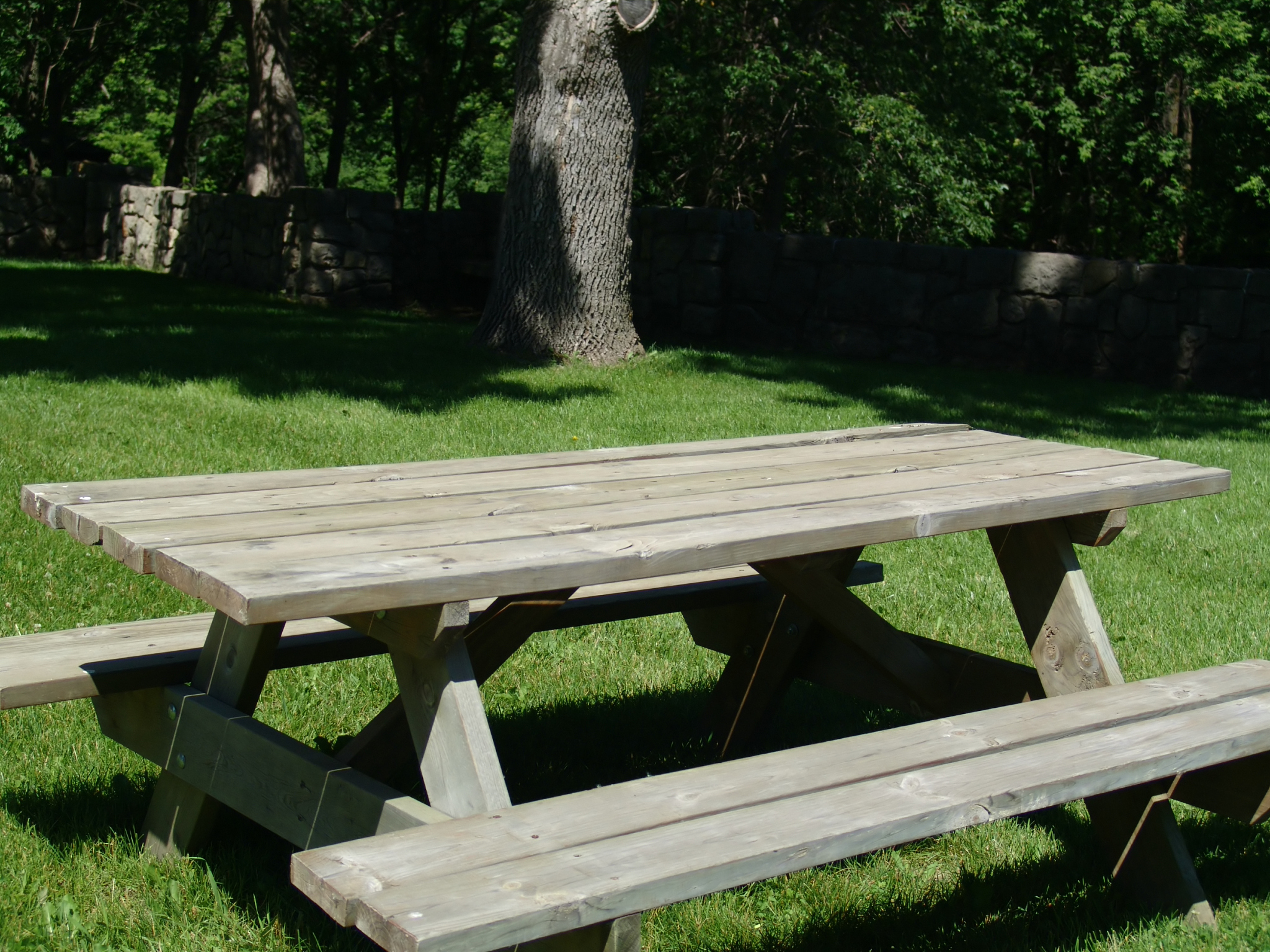 家里配套可自由伸缩的户外桌子颜值爆表实用性强可自由控制长度随意变化让户外生活更便捷好友聚会更舒适放松融洽选用的是陶瓷木纹色的面板防水耐用耐刮抗躁易打理它高级灰很耐看好的品质真正去验证是耐磨刮兼顾美观和使用价值并存入手它太实用啦的悠闲舒适庭院文案大全