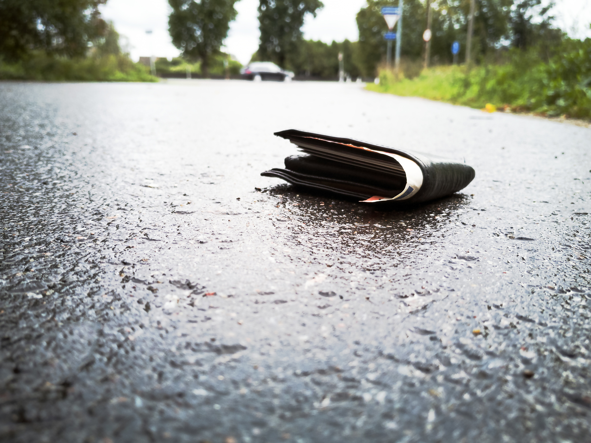 改写下面一段话，降低论文查重率
邹凝从风险分解法从人员、材料、机械设备、技术、环境等五个方面出发，分析出城市快速路项目施工风险指标，利用网络层次分析法和云模型对城市快速路项目施工风险构建评价模型。