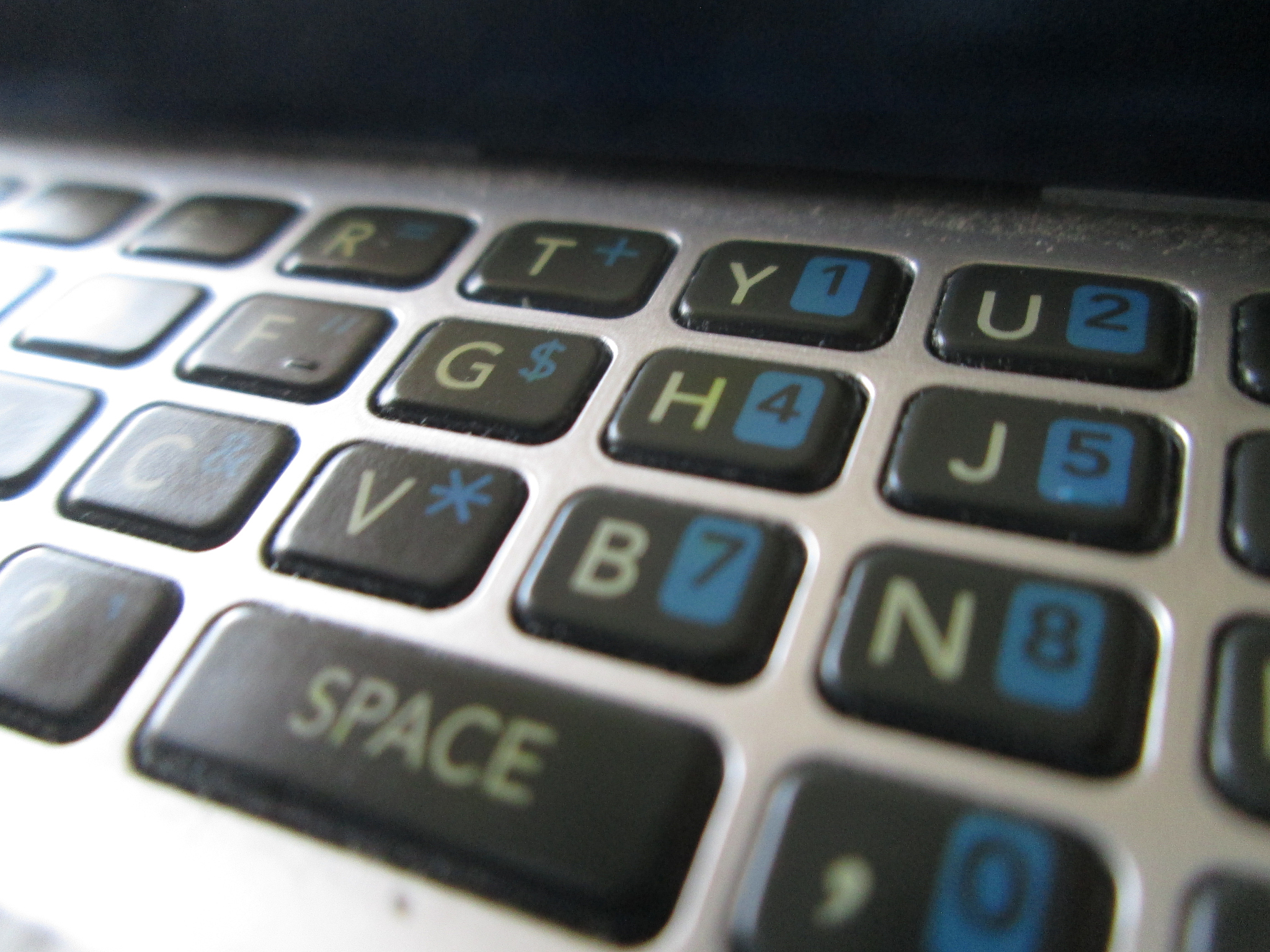 键盘为什么不按字母顺序排列？ - 揭秘 QWERTY 布局背后的秘密