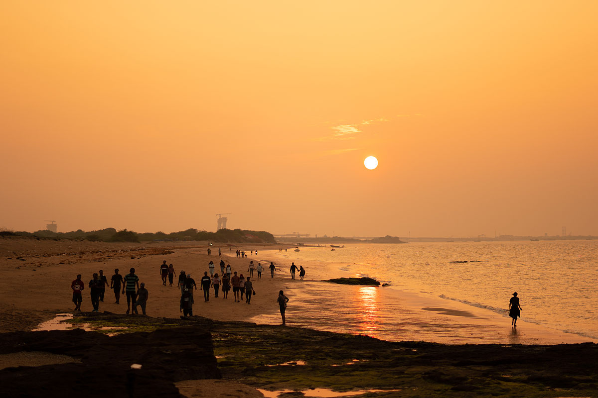 乌火车底 歌词：夕阳下，小妹妹吹着口琴