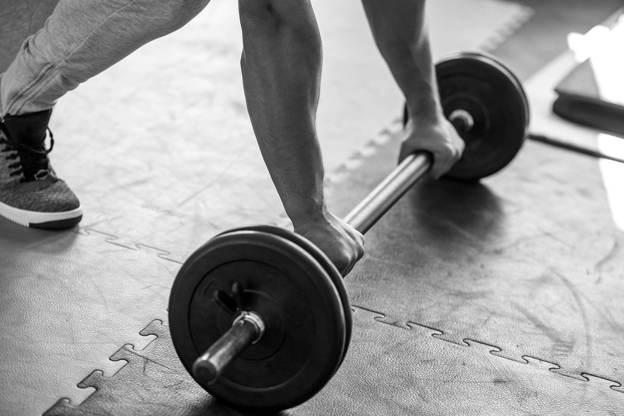 280kg 杠铃深蹲水平有多高？