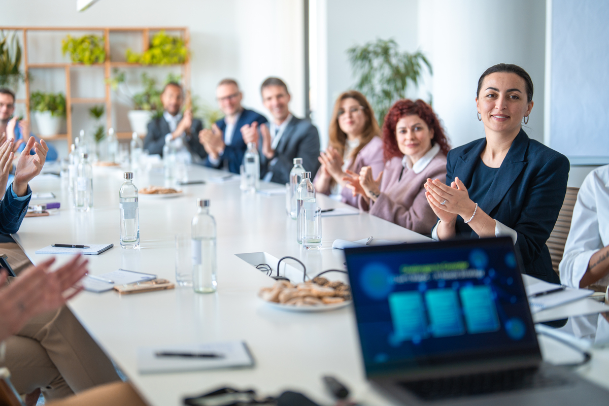 商务交流中你需要注意些什么？商务往来中你应该做些什么？能不能简短一点七八十个英语单词左右