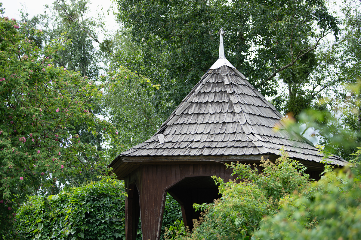 新中式凉亭风格打造高品质生活凉亭结构稳固坚实顶梁设计美观缜密 有朋自远方来在凉亭下不亦乐乎既可以办公谈事也可以约好友打麻将耍扑克有趣又有风度的宣传文案