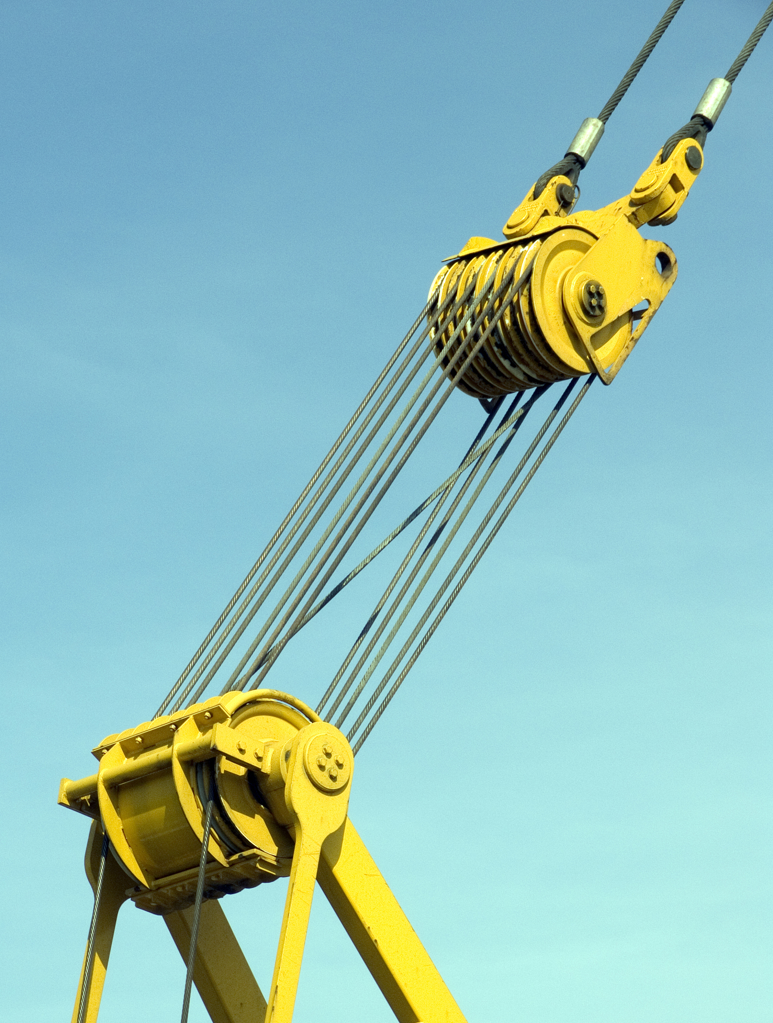 我使用电机配合牵引绳吊起一个重物要求在牵引绳部分做一个修改用来实现吊起重物一段时间后重物自由落体然后继续吊起再自由落体如何修改？