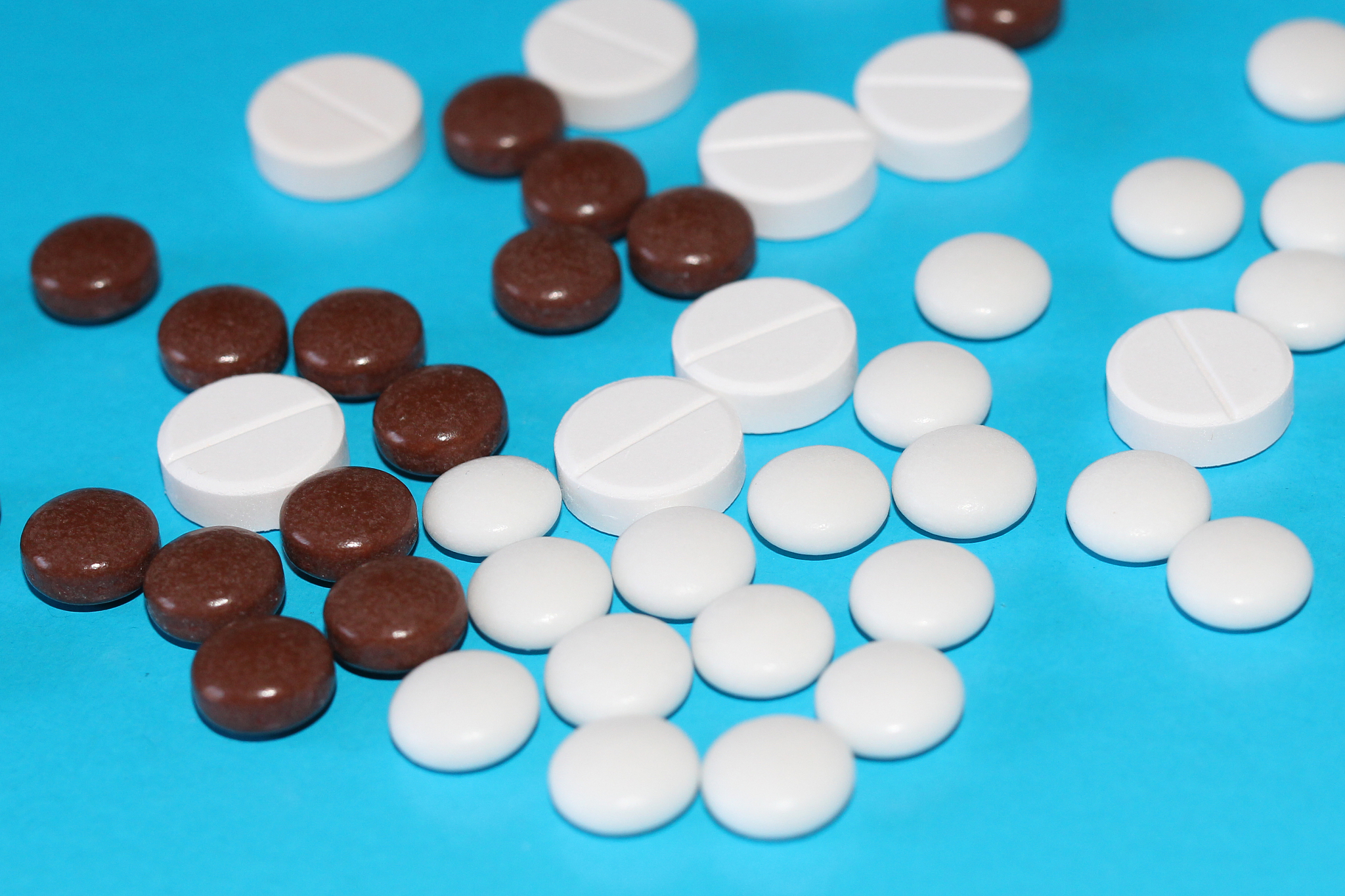 a scattering of medical tablets on the table. round pills and ca