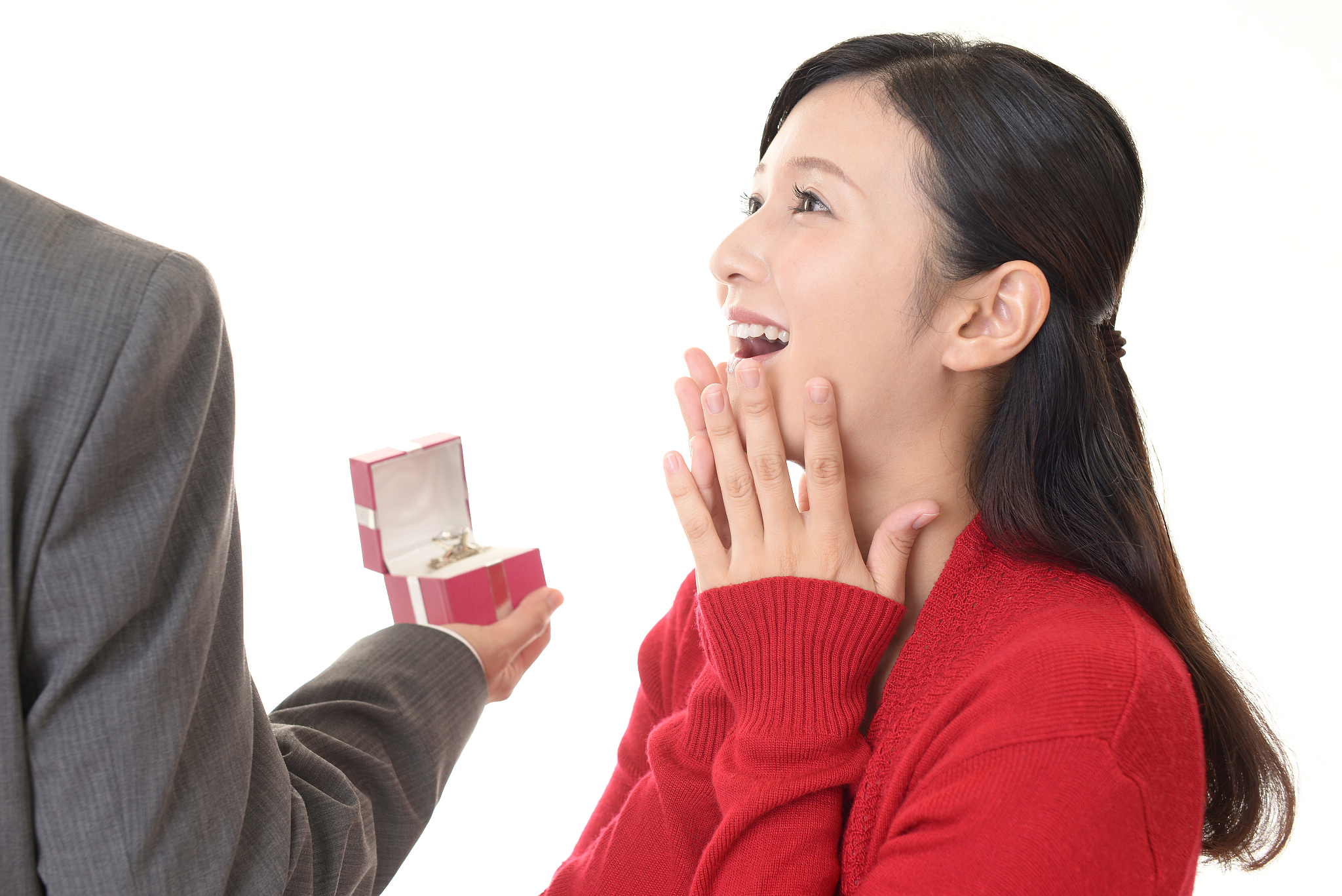 一个父亲只关心二女儿明显偏向二女儿 经常瞧不起大女儿 现在大女儿订婚了会和谁更亲近心里？