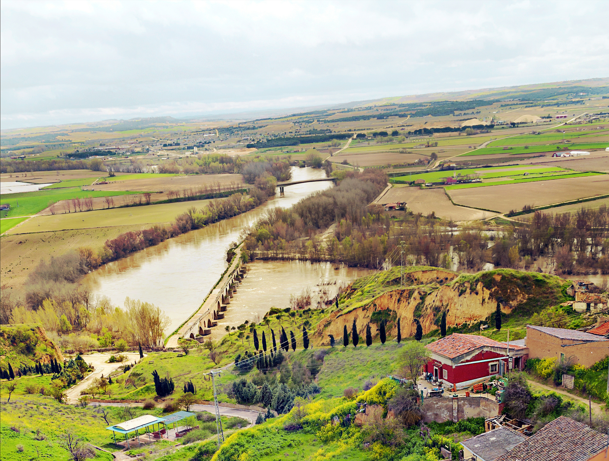 我是一名专业的汉语言文学专业的学生我想写一篇赏析巴西作家若昂·吉马朗埃斯·罗萨的《河的第三条岸》的文章我计划从分析小说的主题和意义如何揭示出人性的深层次问题和社会现实和探讨小说所传达的价值观如何启迪读者的思考和感悟进行写作你能给我一篇优秀范文参考吗