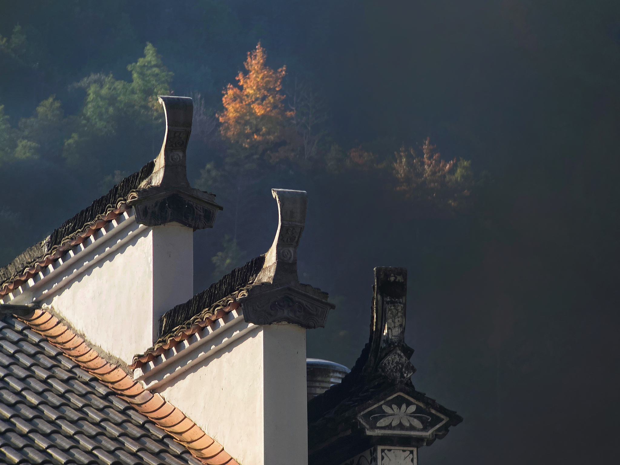 写一个 徽派古建筑的拍摄方法的报告 332 调节白平衡使古村的余晖更加灿烂 333 利用建筑的线条和水中倒影来表现徽州村落的特色 334 合理留白体现徽州村落的宁静与安逸 335 利用黑白形式来表现黑瓦白墙的特色 336 充分利用周围的环境 337 用组照和特写展现徽派建筑的细节