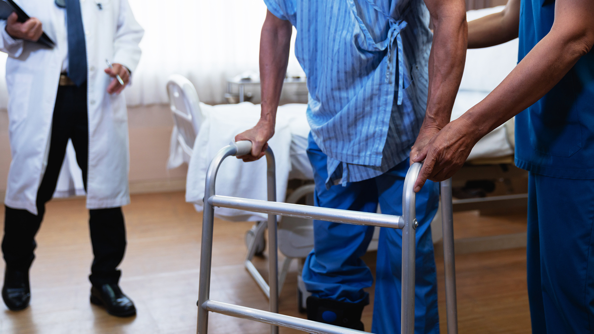 高龄股骨粗隆间骨折术后护理：如何帮助老人快速恢复