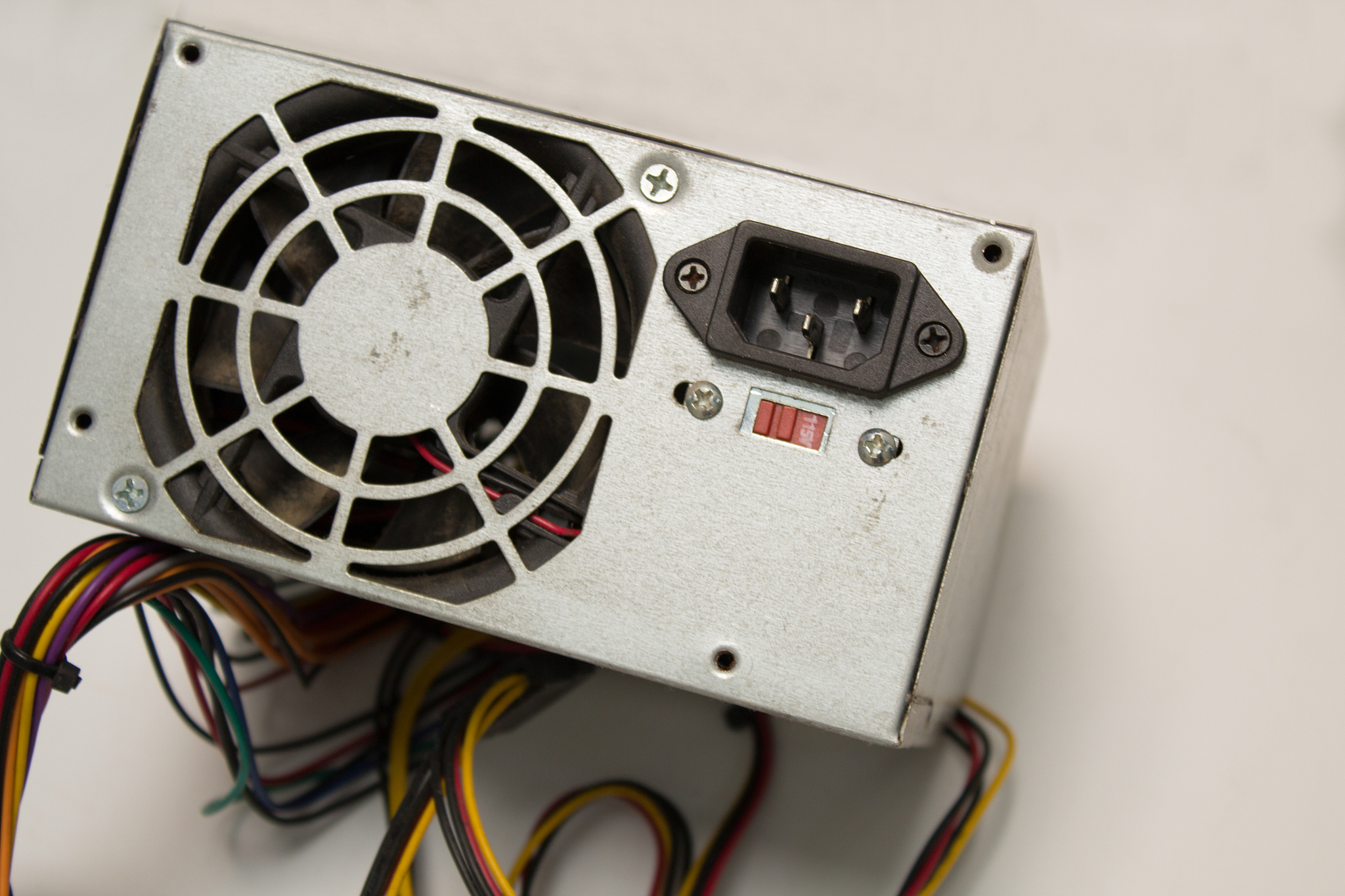 超狐gtx600六百瓦电源额定是多少瓦超狐gtx600六百瓦电源的额定功率是600瓦。超狐gtx600额定是多少瓦