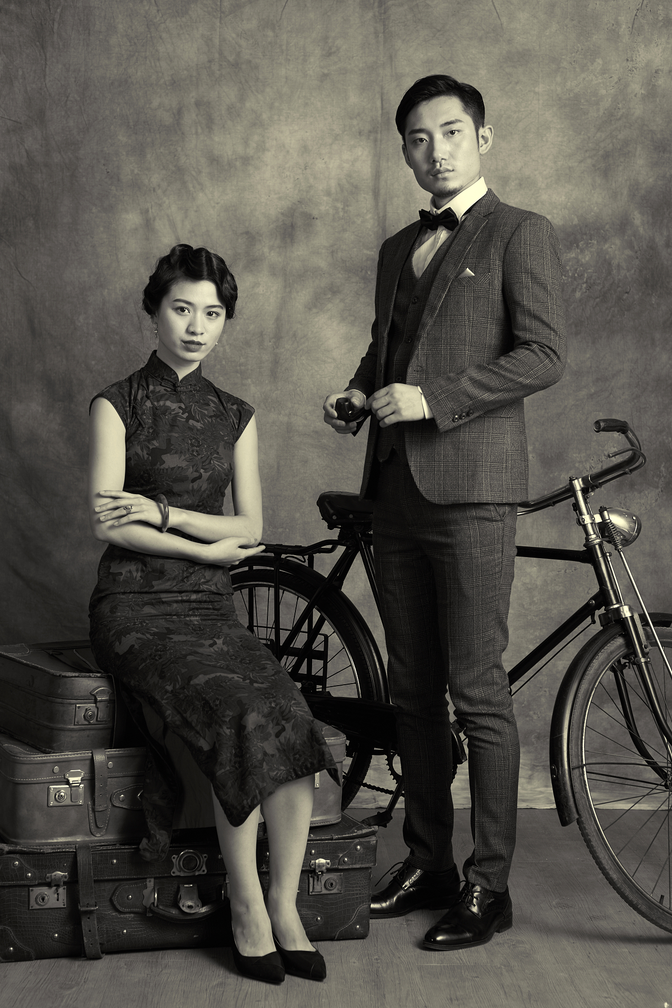 黑白写真的魅力：旗袍与毕业照的独特优势