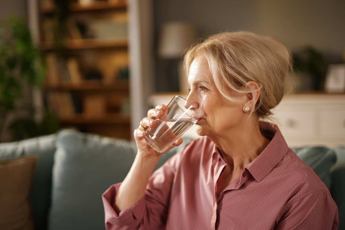 每天喝多少水才够？完整指南助你补充水分