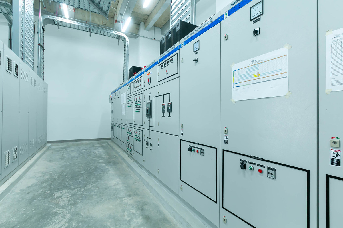 把这句话的意思换一种方式表达出来并不改变原来的意思为了满足每台600MW机组的需要在厂用高压母线上分成四段每一段都采用两台相同容量的分裂变压器并列运行。由于这种接法需要使用两台备用变压器并且需要从500kV系统引入备用电源因此需要考虑如何保证电压稳定性。为此可以使用三绕组分裂式有载调压变压器来进行控制。在这种情况下所有备用电源都可以从其相应的低压绕组引入以维持高压厂用母线和备用电源电压的相位一致。