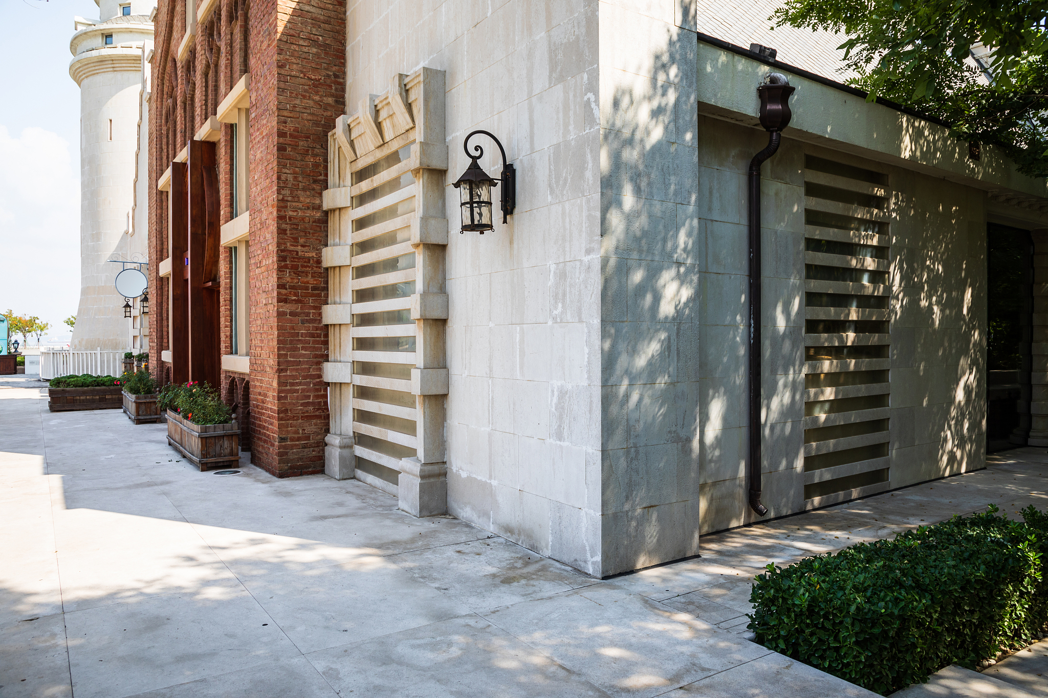 请用一下数据写出三层欧式别墅体施工步骤、设计分工、材料使用别墅数据如下：设计目的是为南通理工学院专家楼大别墅空间进行重新设计满足学习交流住宿等要求地点位于南通理工学院海安校区专家楼占地约600平地势平坦与旁边桂树和对面池塘融合一体具有美观和实用性设计遵循和校园建筑相融合采用了与南通理工学院统一的建筑风格设计原则兼具美观性和实用性与周围环境相融合除了欧式我还尝试过许多的的设计方案比如中式或者新中式北