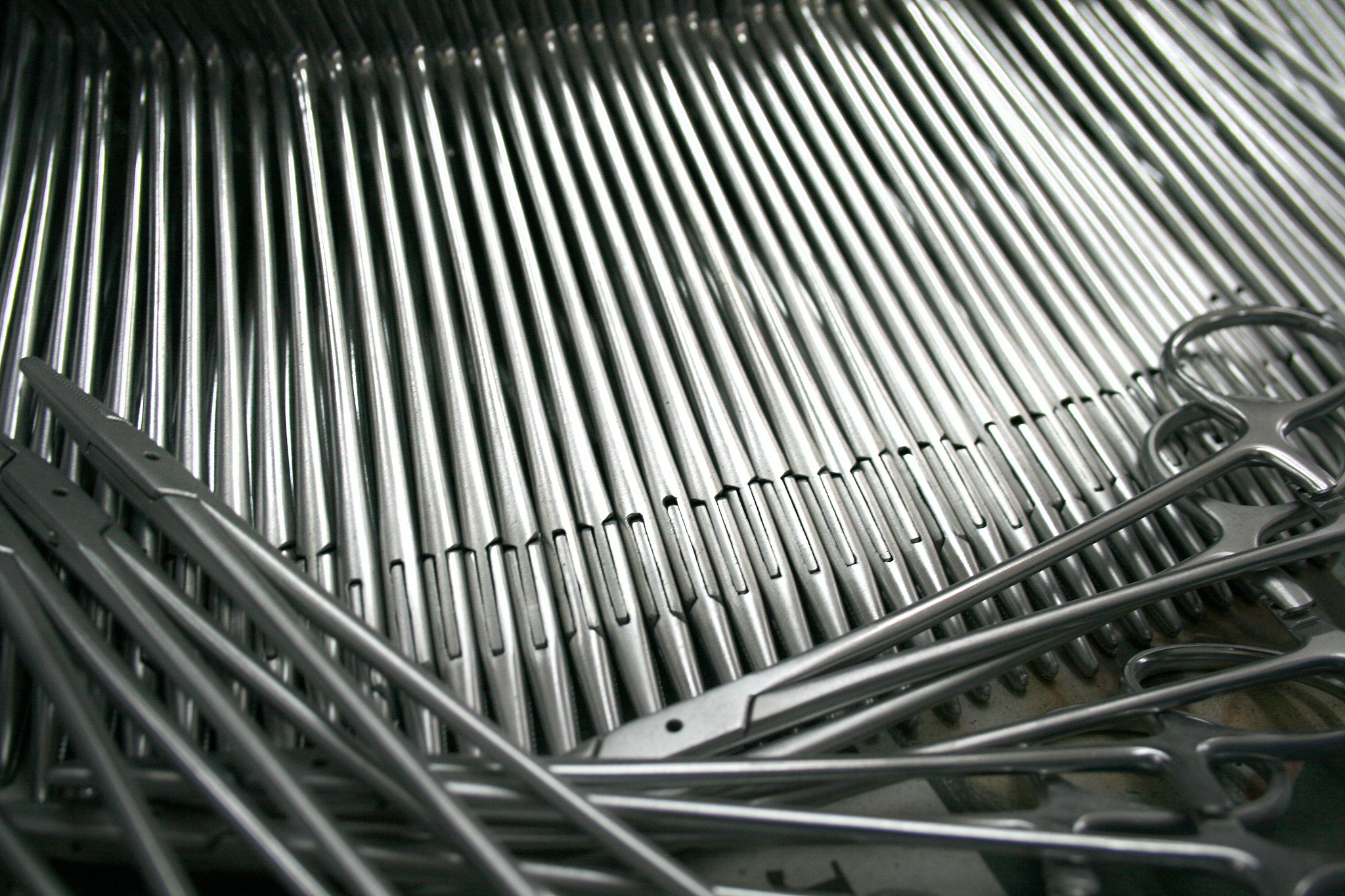 保证简短。 the wire rods were stowed in fore part of cargo hold and against the bulkhead The steel plate were stowed on tanktop in forward part and against the wire rods The H beam were stowed on top