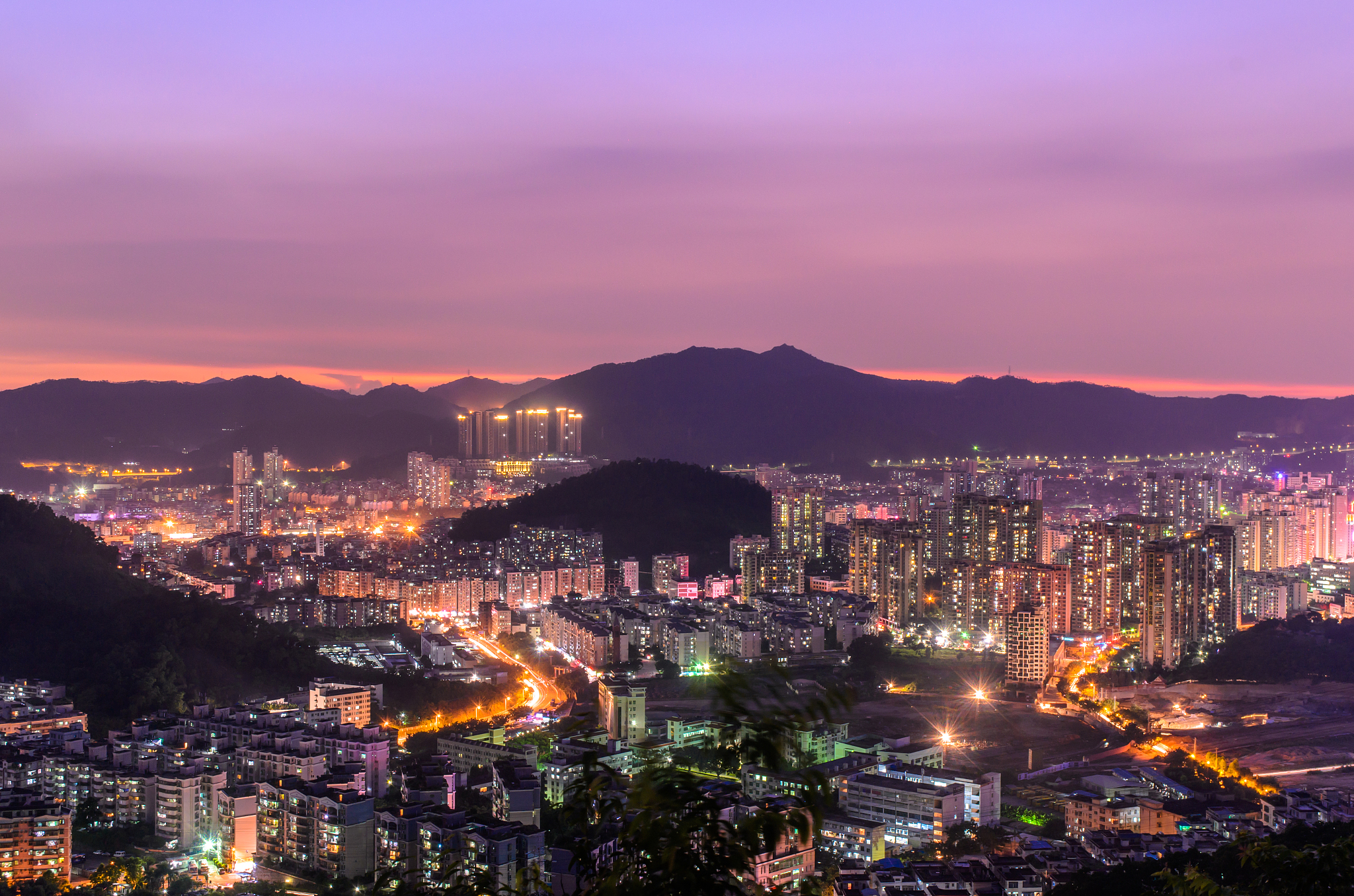 山顶俯视深圳城市风光