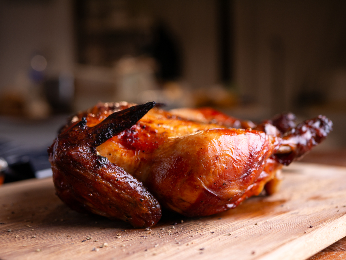 太原八闽王府八珍烤鸡帮我用180字详细描述