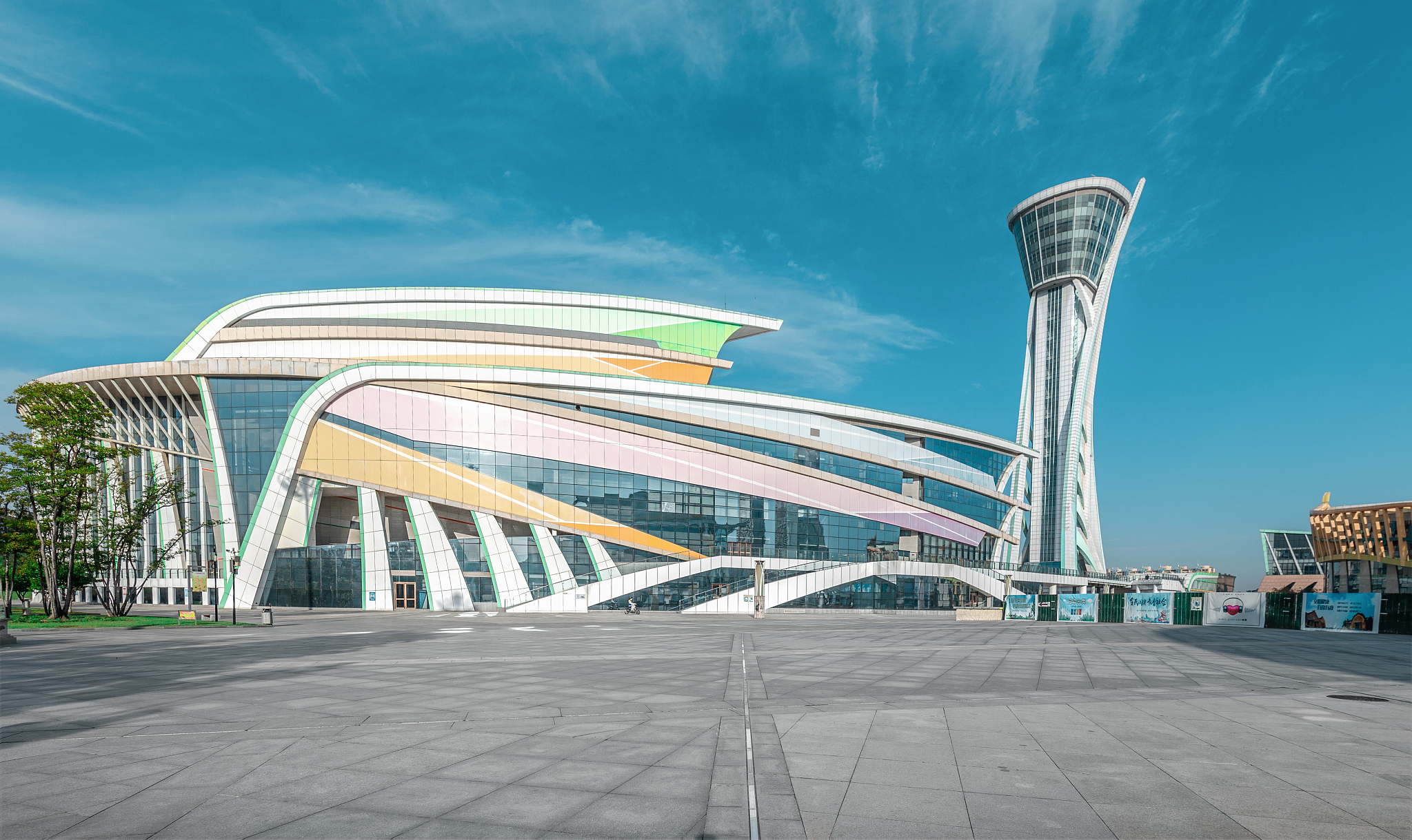 潍坊市媒体曝光求助热线电话是多少？老百姓有困难怎么办？回答必须在1000字左右的文章