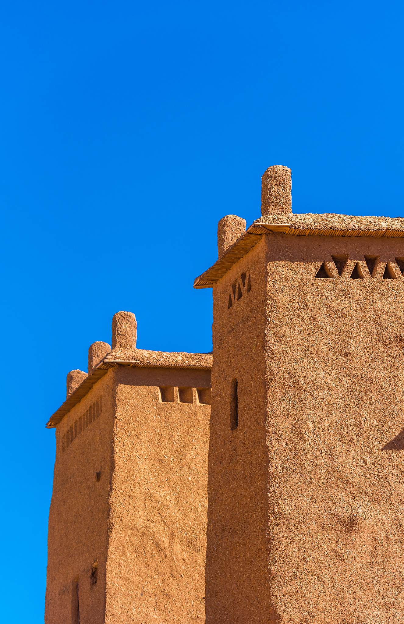 view of the facade of a building in ait-ben-haddou, morocco. ver
