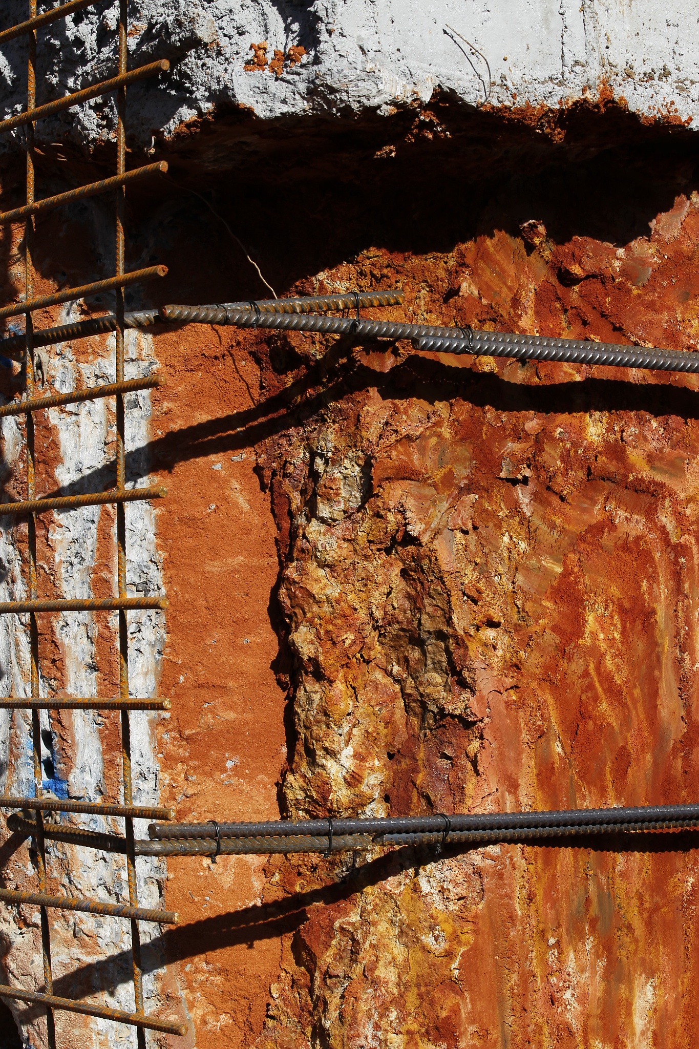 本场地地下水对砣结构具有徼腐蚀性.对钢籍吐结构中的钢筋具有微腐蚀性,对钢结构具有弱腐蚀性。场地土对建筑材料具徼腐蚀性。建议依据国标《工业建筑防腐蚀设计规范》(GE50046-2018 )的有关规定和要求进行防腐处理外,还应按省标《先张法预应力混凝士管桩基础技术规程》DBJ13-86-2007第.3.4条的规定,满足接头焊缝、端头板厚度等要求。改写这段话查重率低于20%