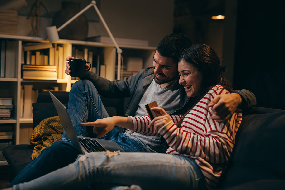 請用日文寫一封信畀我在遠方的情人

我本身打算去買一張同一款式的梳化, 讓我們在不同的空間又可以睡在相同的世界裏, 再在相同的梳化細味著傷痛的往事. 很記得我們在那張梳化上的日子. 感覺是充滿著回憶與幸福的