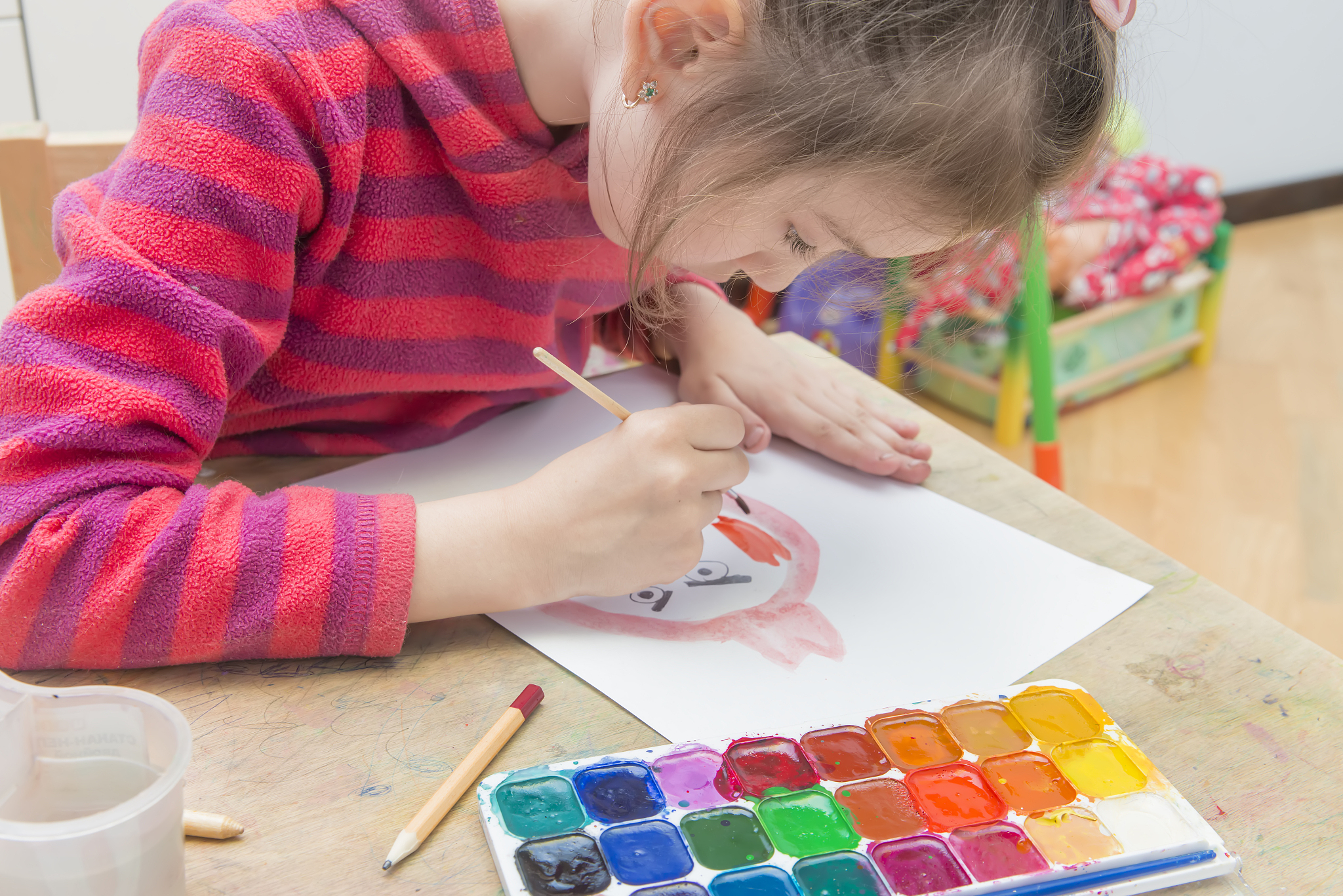 小贝的妈妈说：孩子平时走跑跳跃、爬上爬下都很能干就是用绘笔写的能力较差都2岁了除了能歪歪扭扭地画一些简单的线条还不能画出一个像样的图形眼看就要上幼儿园了真让人着急。你怎样评价小贝这一发展情况？