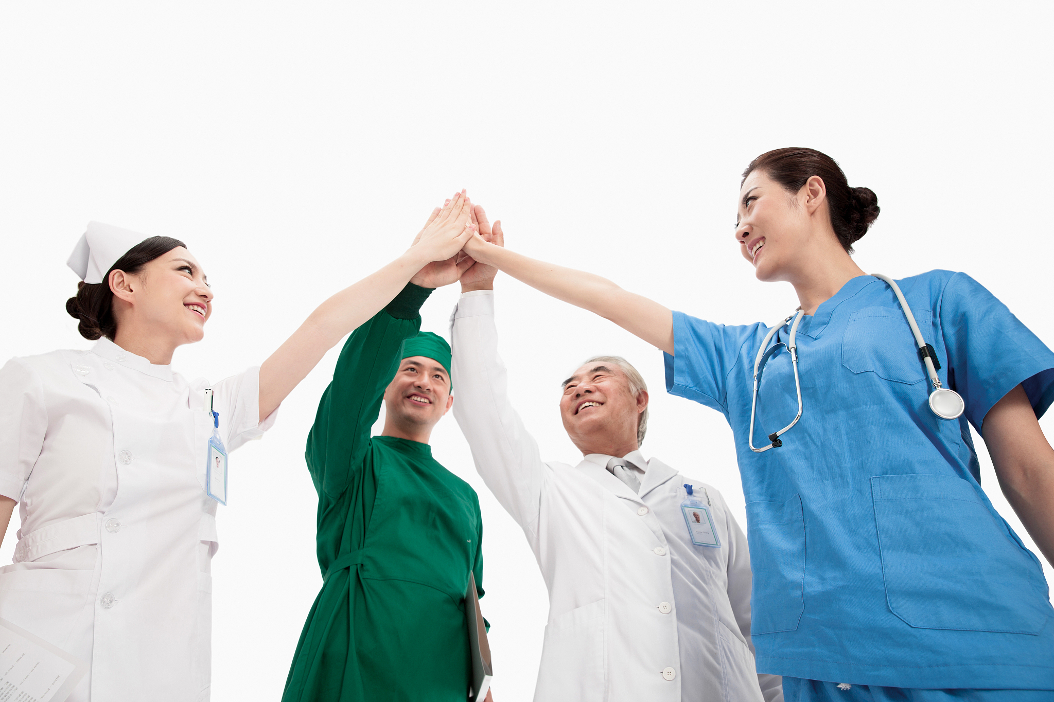 案例四在医院的糖尿病团队管理模式中医生、护士、营养师从不同的专业角度共同管理病人把医生的病人变成大家的病人使病人在各个方面包括饮食、运动、日常行为与习惯、用药、监测血糖等均得到全面的指导。糖尿病是一种影响各系统乃至心理健康的疾病。对糖尿病病人进行科学的管理教会其掌握糖尿病自我护理的知识与技能已迫在眉捷需要各科医生、护士、营养师及心理学家等专业人员的共同管理即团队管理。糖尿病的团队管理在美国已形成完