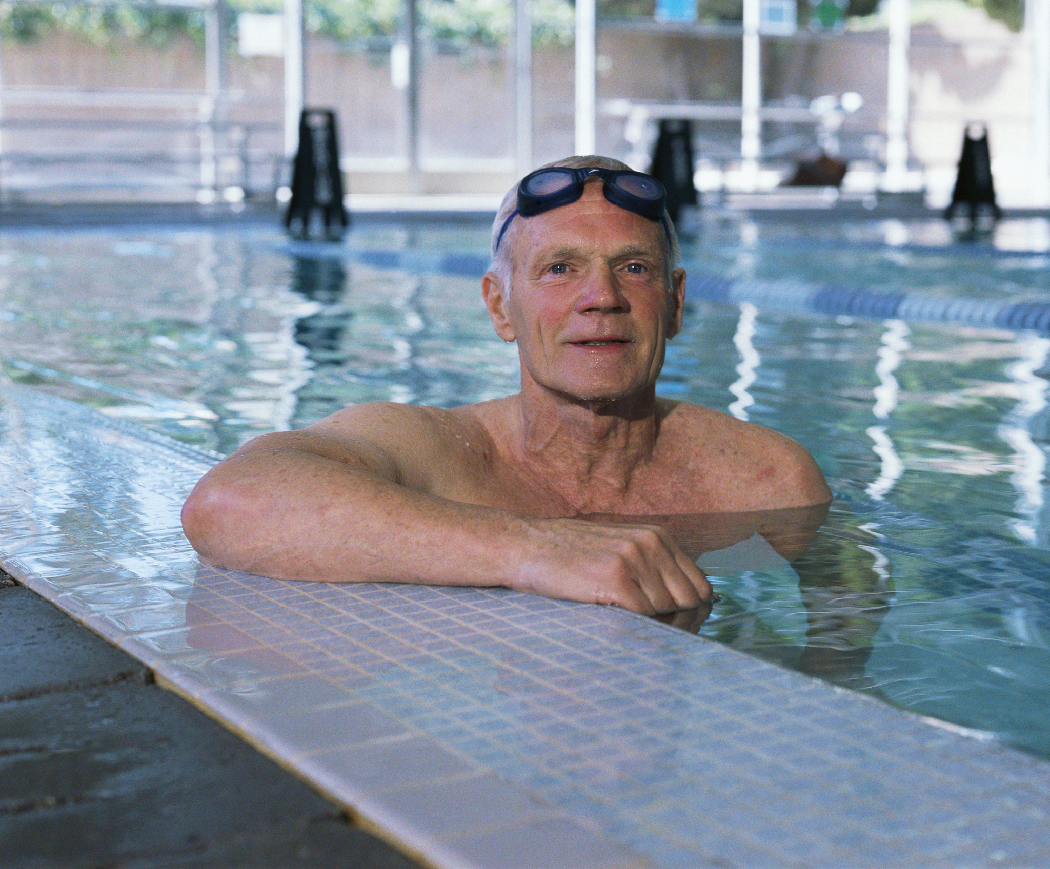 夏日游泳：享受清凉，掌握技巧，安全第一