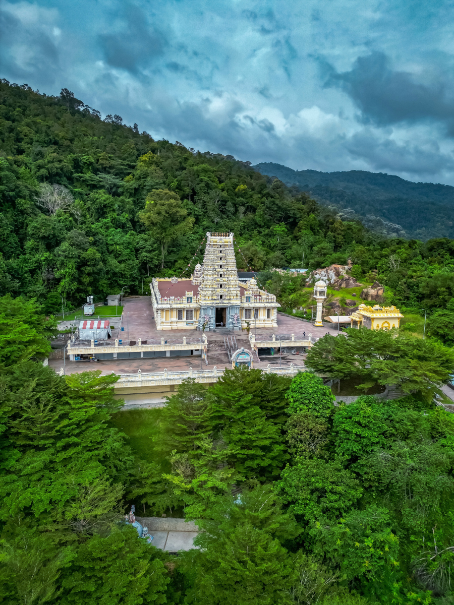 西樵山风景秀丽,峰峦叠翠