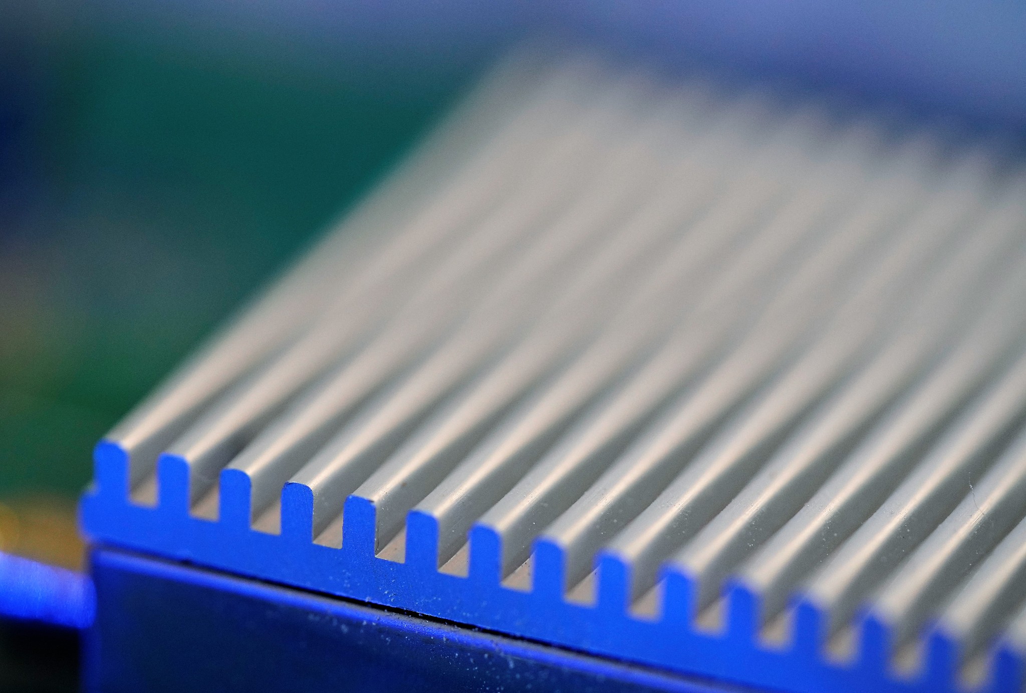 当前大部分微通道散热器的研究工作都是基于均匀热流密度热源条件。在本文中，所采取的热源为非均匀热流密度热源，且单热点热源条件与多热点热源条件分开进行讨论。基于传统平直矩形微通道和传统歧管式微通道分别针对单热点热源条件及多热点热源条件进行微通道散热器设计。针对分均匀热源条件进行微通道设计可以有效的降低热点处的最高温度，提高热源面温度均匀性，降低芯片内部热应力，提高芯片可靠性及使用寿命。
请对以上内容文字进行润色优化