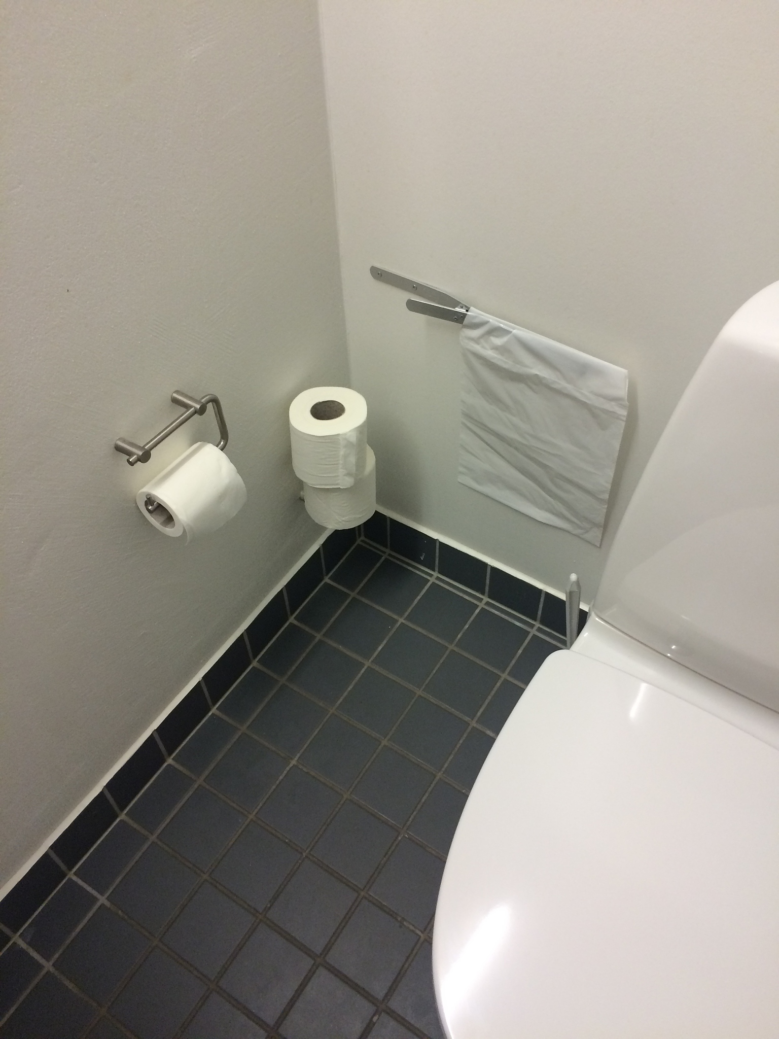 請翻譯以下做英文
你同事話會喺我哋搬入之前維修好浴室裏的射燈, 但浴室裏的射燈現在還在閃, 請檢查video