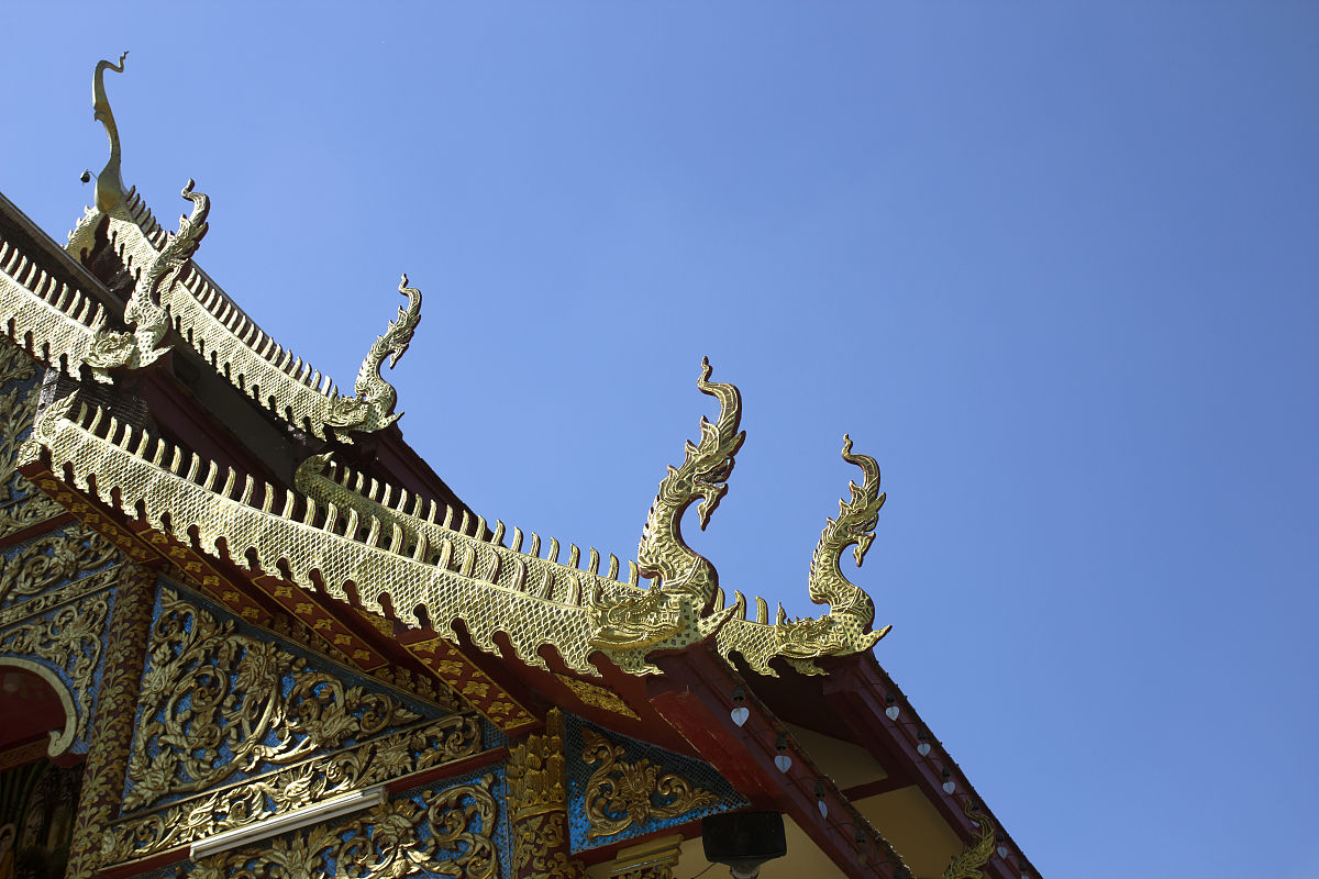 泰国寺庙的传统屋檐上的金色木制龙头