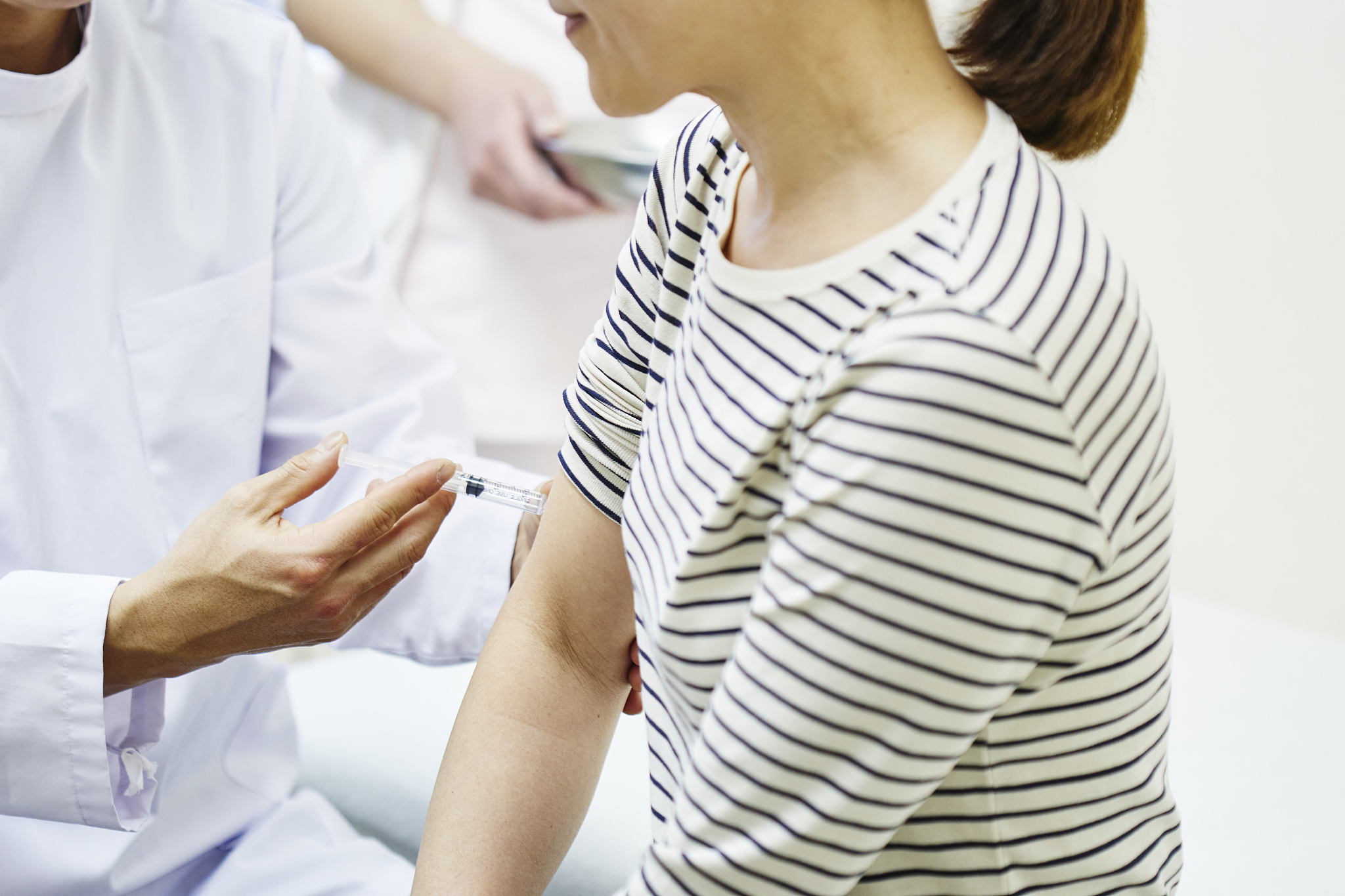 贵阳市卫校毕业了是自己找工作还是学校分配工作？