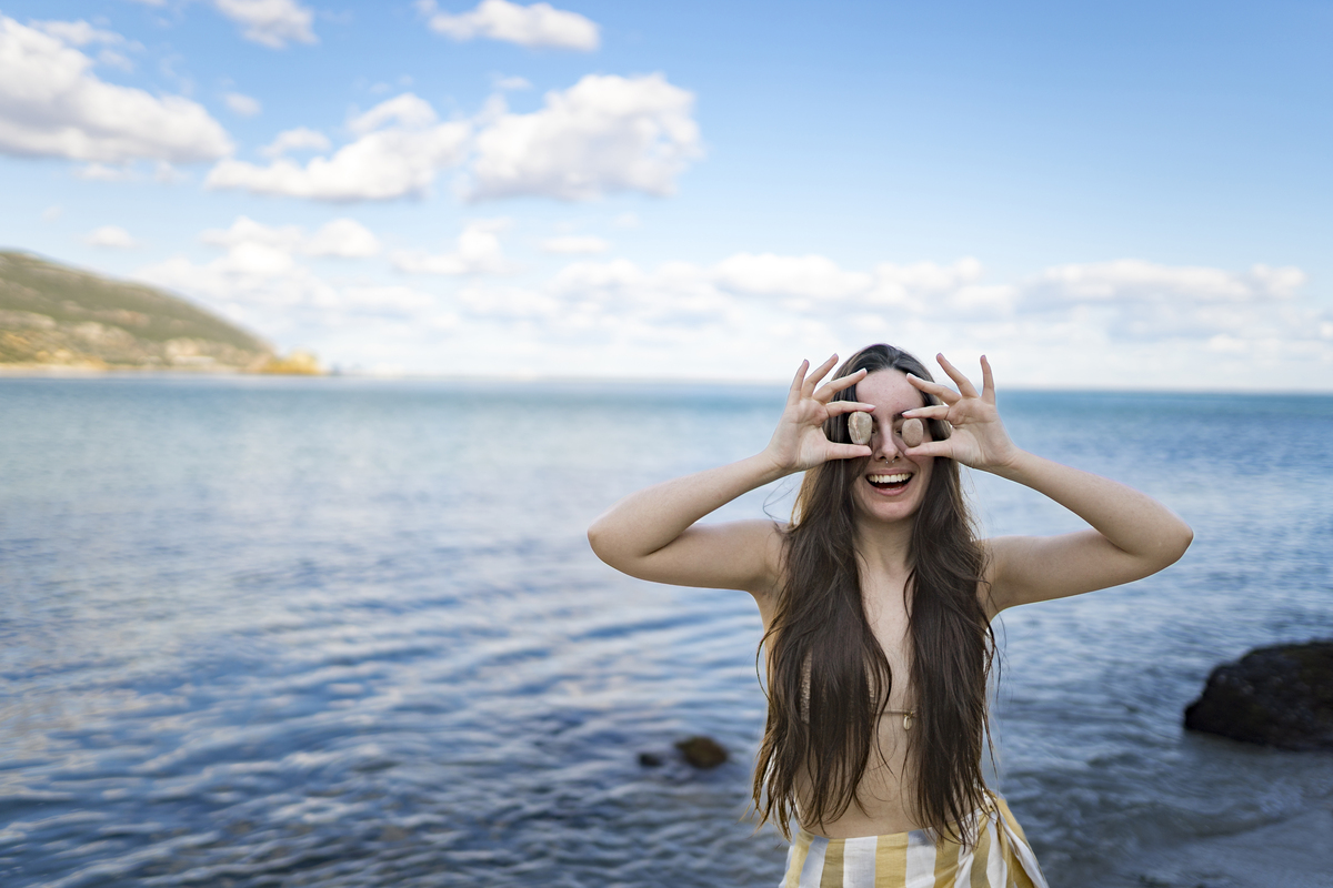 扮演一名旅游爱好者自媒体博主根据以下内容写出一篇2000字旅游短视频原创文案文字表达思路清晰有自己的见解不要推荐景点跟地方穿越山川河流旅行让你勇敢面对挑战