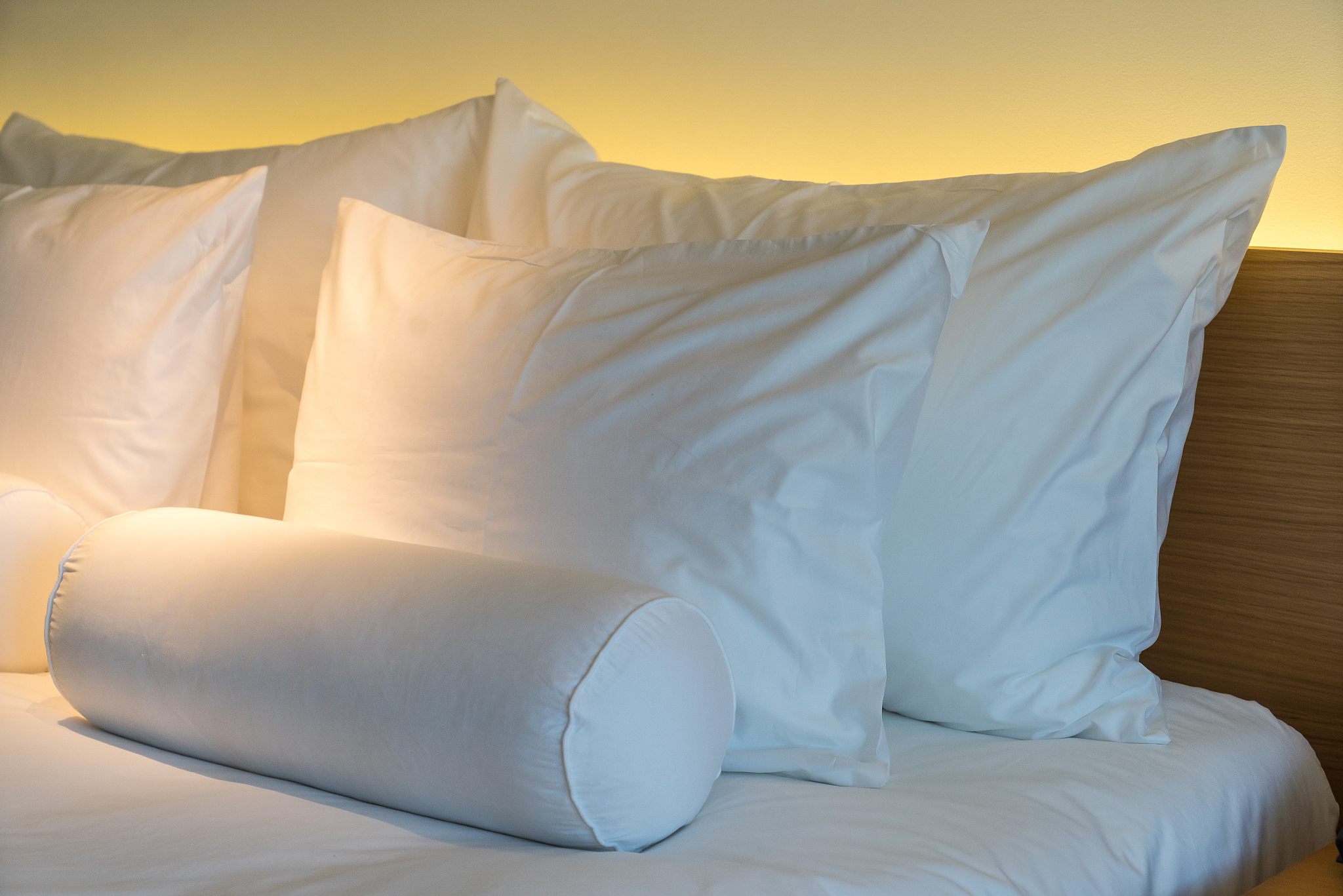 bed and pillow set with bed runner