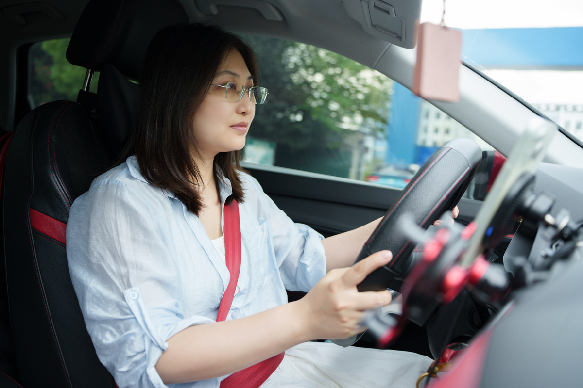 女司机：为何总遭敌意？挑战与歧视并存的职业路