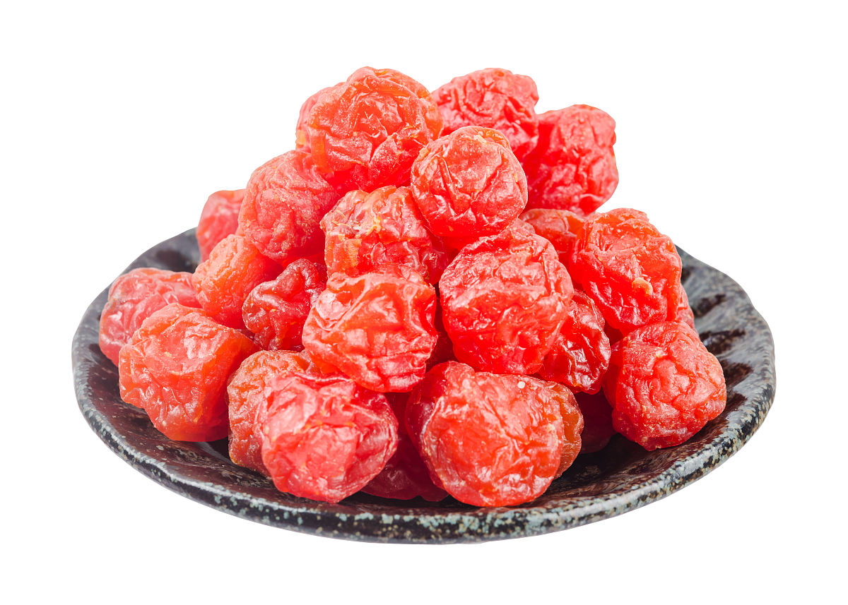 干红梅干(蜜饯中国李子),在白色背景上.
