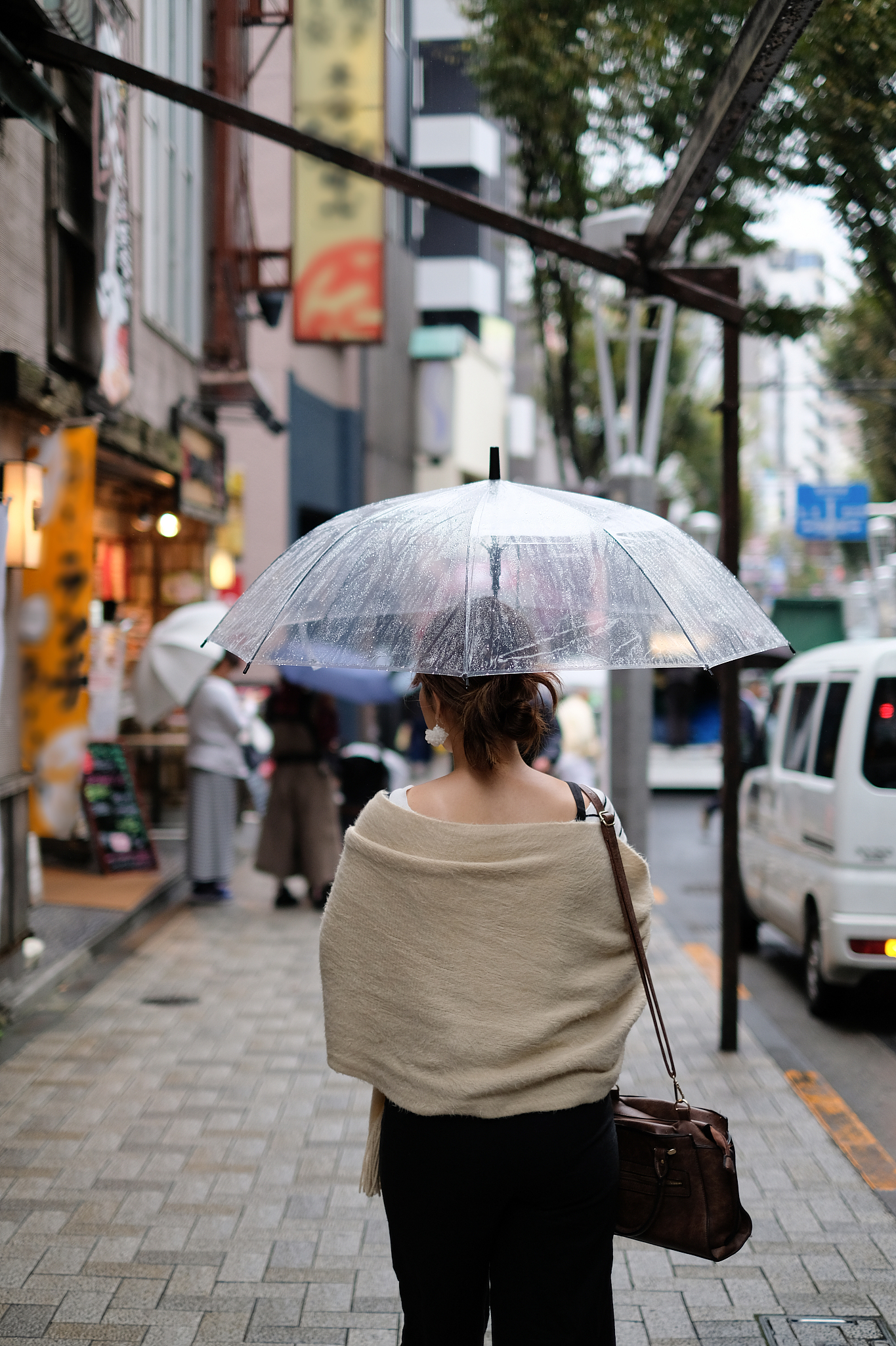 写一段优美的散文描写下和学妹在南后街雨中漫步忘记了时间结果赶不上回去的动车最后打了辆滴滴快车从福州回到仙游动车站然后我开着车载她回家