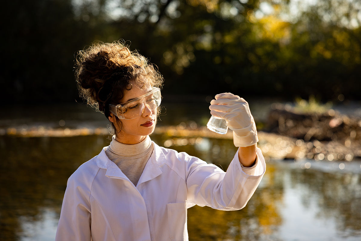 家长投诉幼儿园水不好喝园长进班试喝孩子的引用水水质报告合格出一份说明