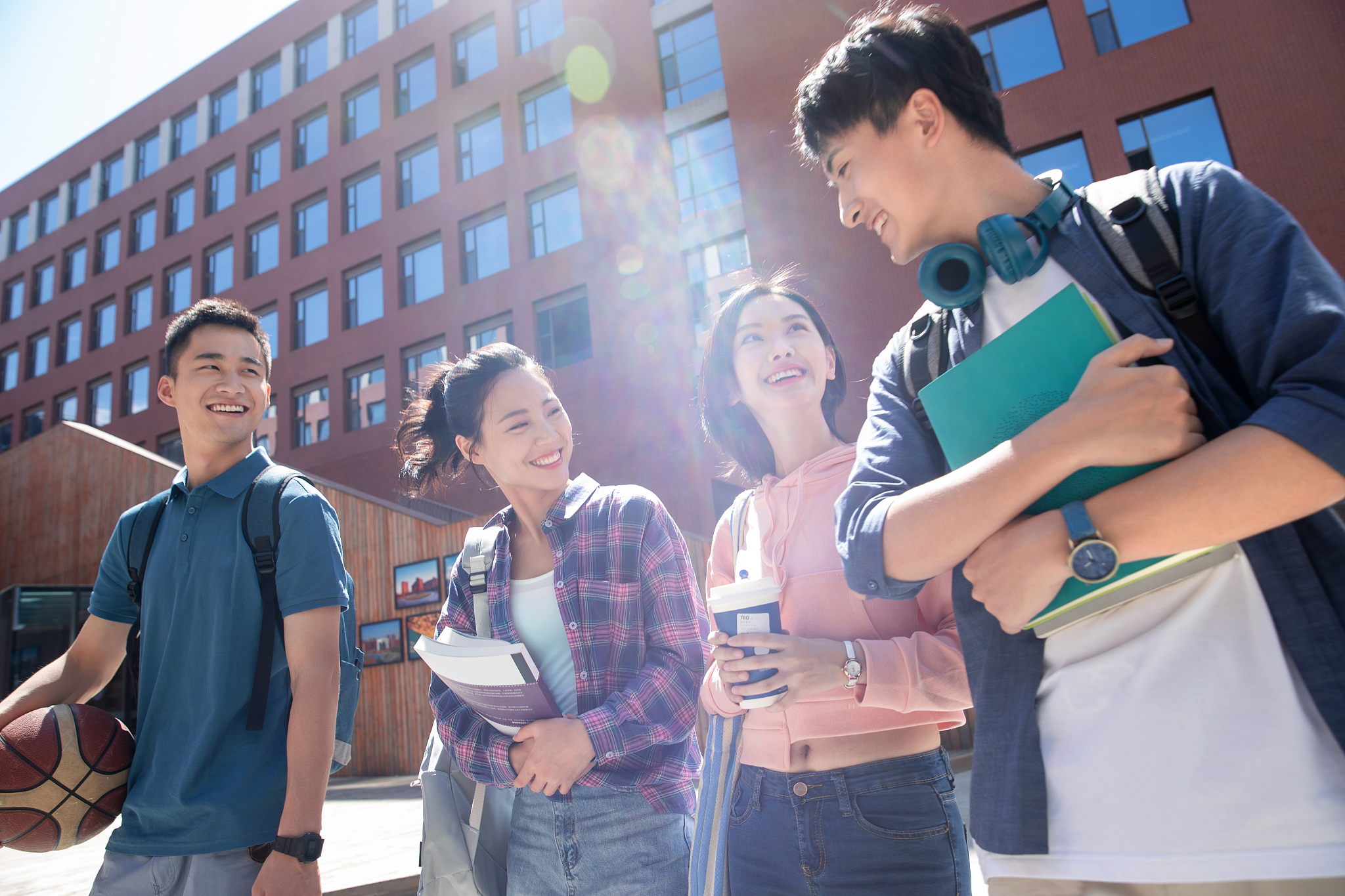 大学生情侣在校园里