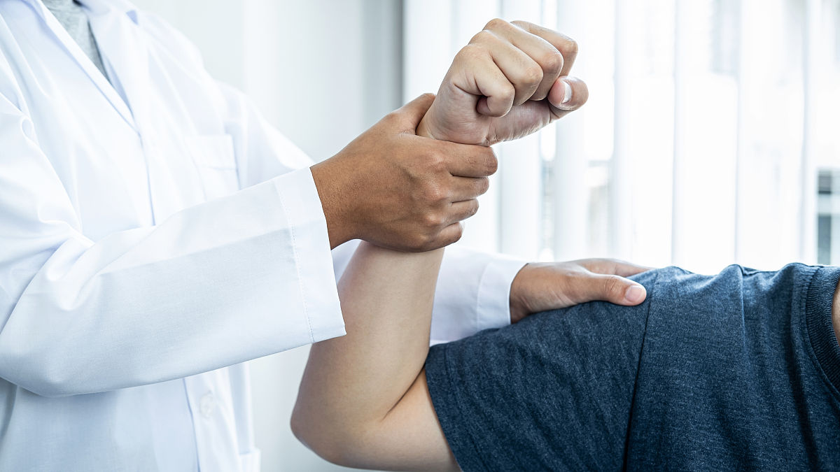 肩部肌腱炎的处理流程正确的是？A 伸展、稳定性训练、肌肉强化、手法放松B 手法放松、稳定性训练、伸展、肌肉强化C 伸展、肌肉强化、稳定性训练、手法放松D 手法放松、稳定性训练、肌肉强化、伸展