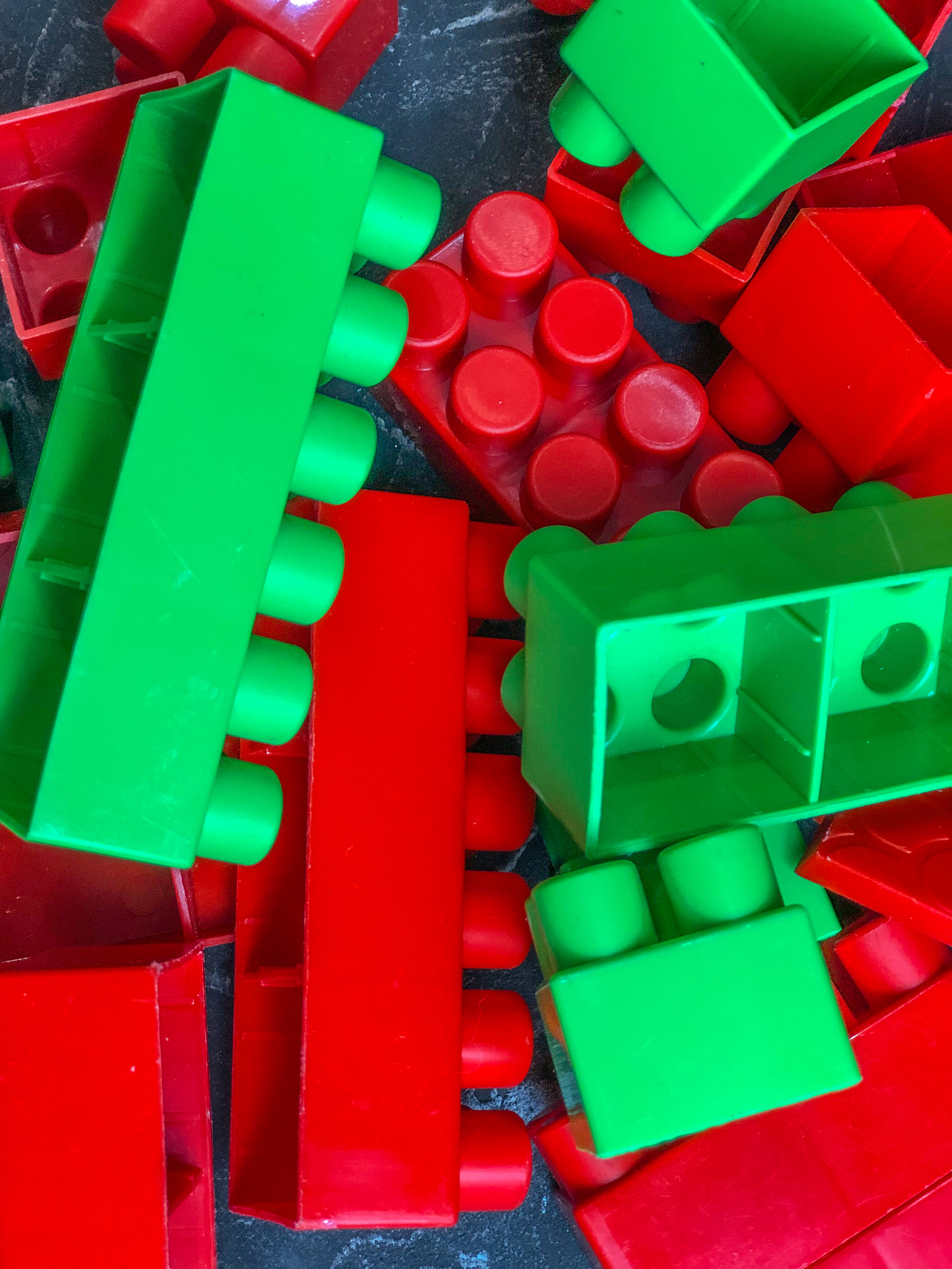 美化并且扩充讲述主人公勇者闯魔王城堡遭遇重重困难并用戏剧性的方式打败魔王结尾却解释其实是姐弟之间的角色扮演的故事这是一部充满童趣的作品以小女孩的视角描述她眼中的朴实天真。成人的我们却我少了小时候单纯的快乐故事的创作源于我跟我妹妹的孩童时期玩角色扮演小时候的我们对游玩是一种纯粹的、简单的无拘无束的我们扮演自己小时候看的故事该片以孩童视角对勇者战魔王题材在进行诠释突破陈旧俗套使故事一定程度跳脱出观众对