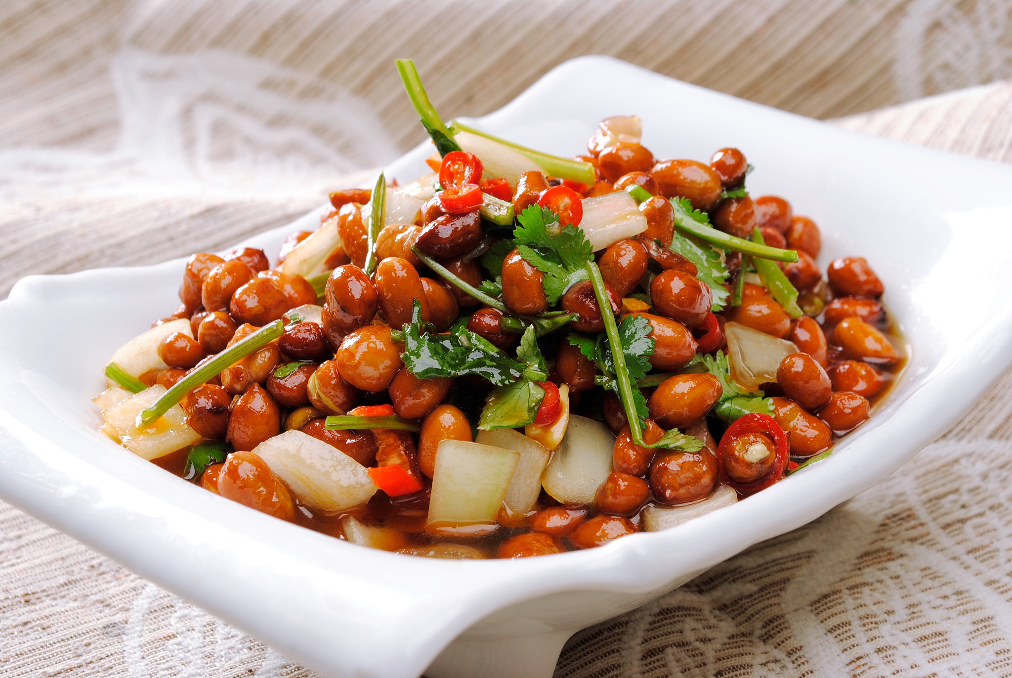 请根据以下模板写一份相似的文案使其更有画面感更加诱惑力文字数量大致相同夏天必备的开胃下酒小菜老醋花生好吃的关键就是料汁的熬制。碗中放一大勺陈醋、少许生抽、一勺蚝油、两勺白糖搅拌均匀后倒入锅中小火慢熬熬至汤汁挂勺备用。花生米一定要凉油下锅炸至金黄酥脆捞出自然放凉然后倒入黄瓜、青椒、洋葱丁倒入熬好的料汁抓拌均匀即可开吃。酸甜酥脆越吃越想吃