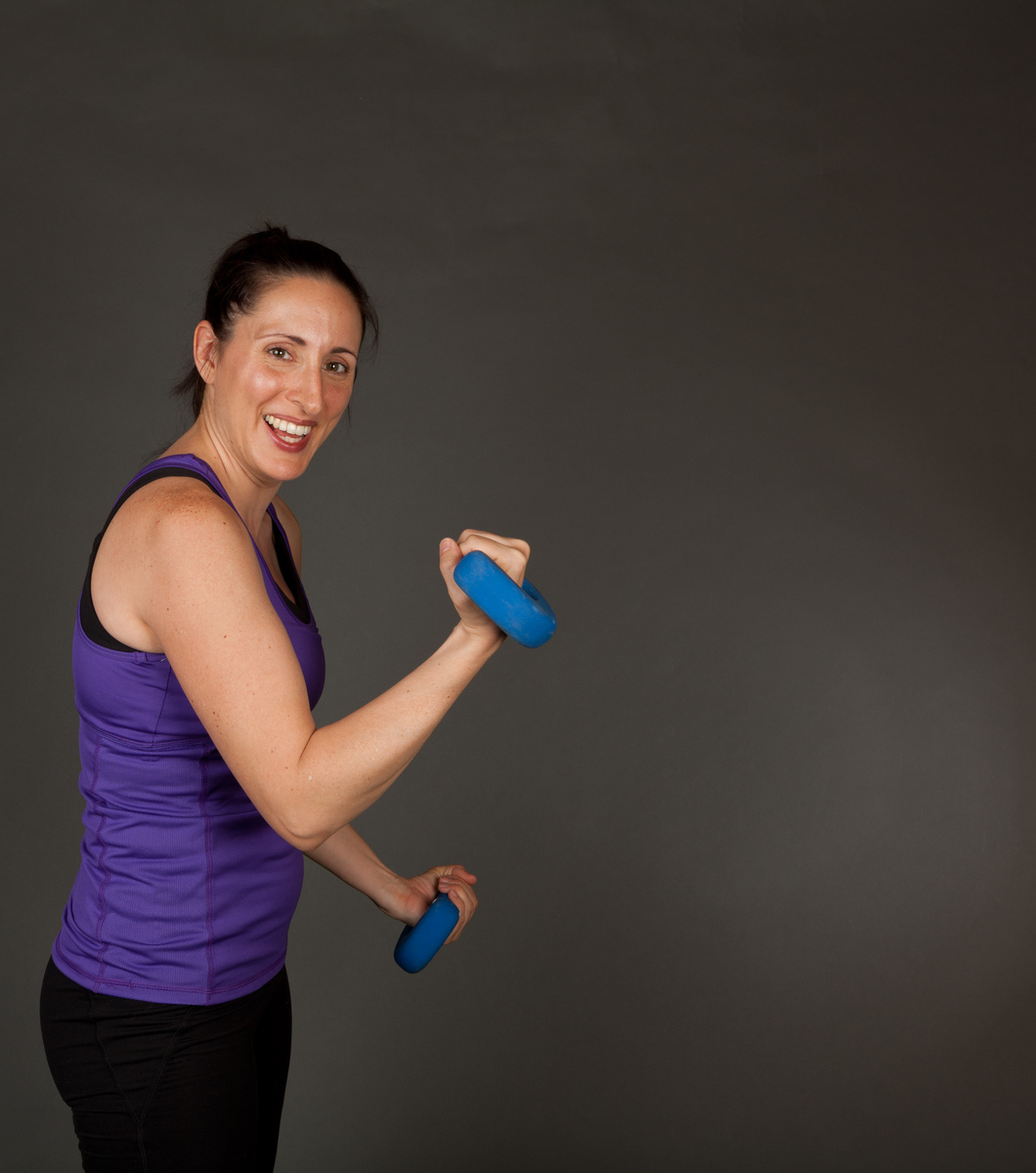 如果你是一个专业的健身教练我想要在七月前瘦10斤你会给我什么建议。我现在在一所大学里。